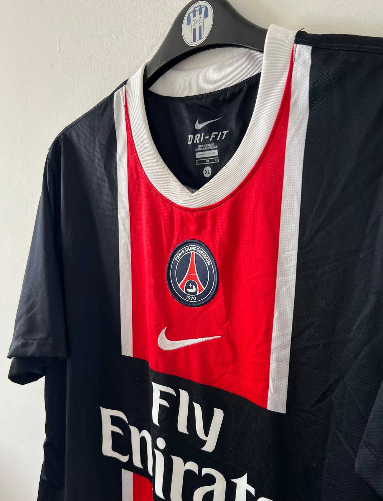 Maillot de foot vintage domicile bleu et rouge du PSG de la saison 2011/2012. On peut retrouver l'équipementier Nike et le sponsor Fly Emirates. Il s'agit d'un maillot authentique d'époque.
