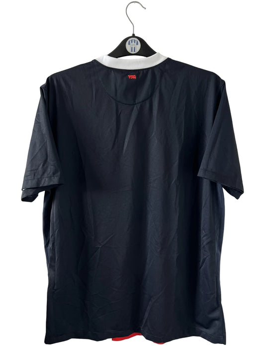 Maillot de foot vintage domicile bleu et rouge du PSG de la saison 2011/2012. On peut retrouver l'équipementier Nike et le sponsor Fly Emirates. Il s'agit d'un maillot authentique d'époque.