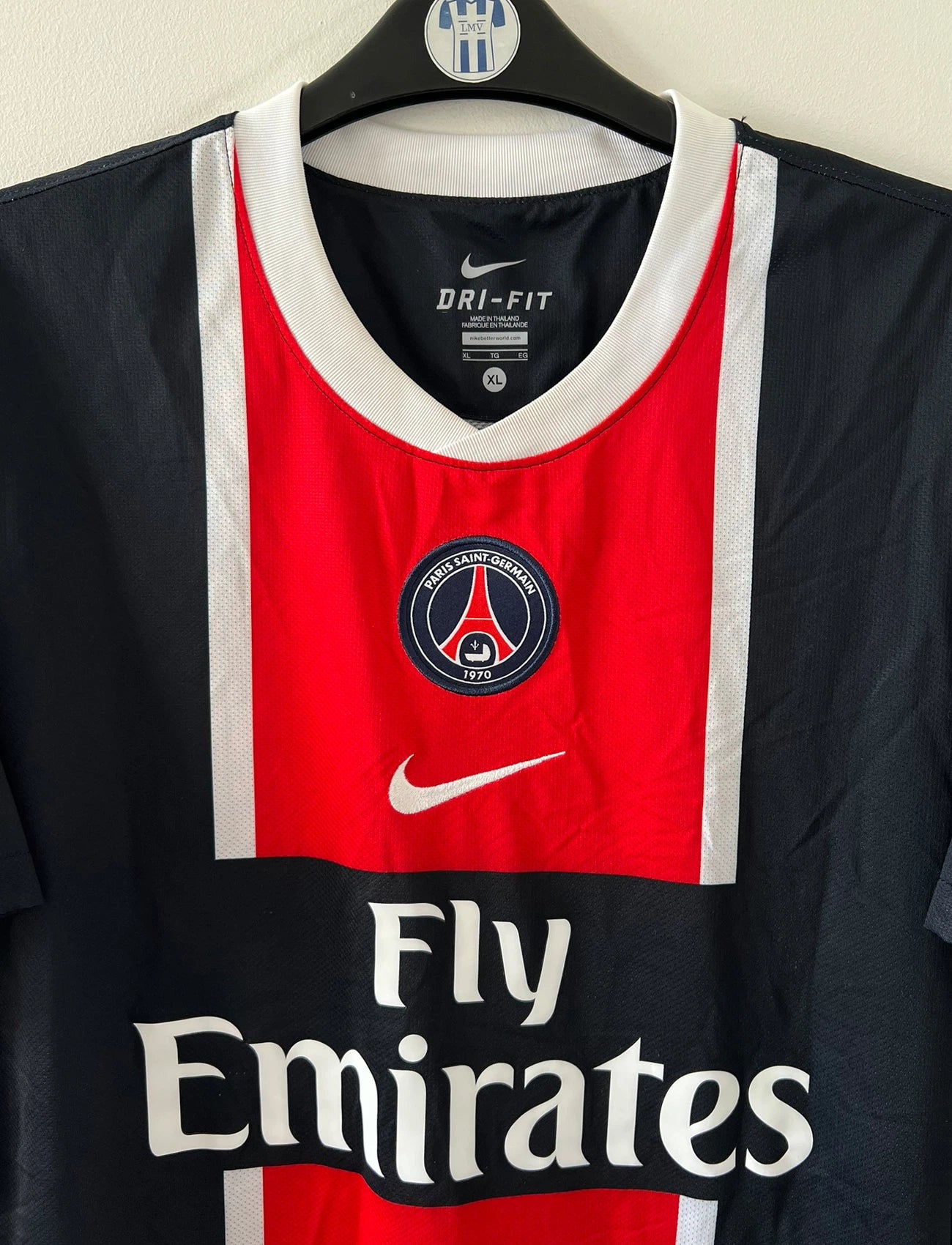 Maillot de foot vintage domicile bleu et rouge du PSG de la saison 2011/2012. On peut retrouver l'équipementier Nike et le sponsor Fly Emirates. Il s'agit d'un maillot authentique d'époque.