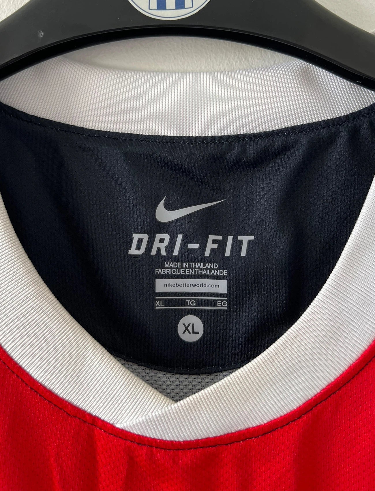 Maillot de foot vintage domicile bleu et rouge du PSG de la saison 2011/2012. On peut retrouver l'équipementier Nike et le sponsor Fly Emirates. Il s'agit d'un maillot authentique d'époque.