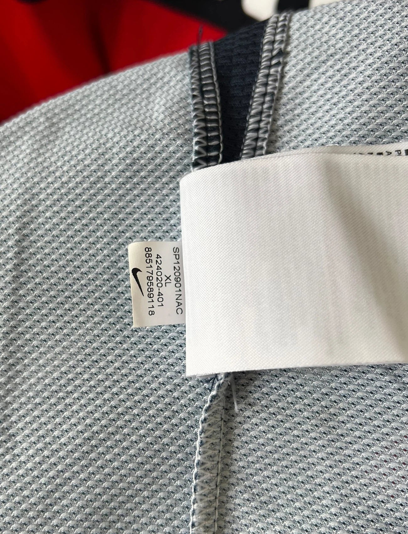 Maillot de foot vintage domicile bleu et rouge du PSG de la saison 2011/2012. On peut retrouver l'équipementier Nike et le sponsor Fly Emirates. Il s'agit d'un maillot authentique d'époque.