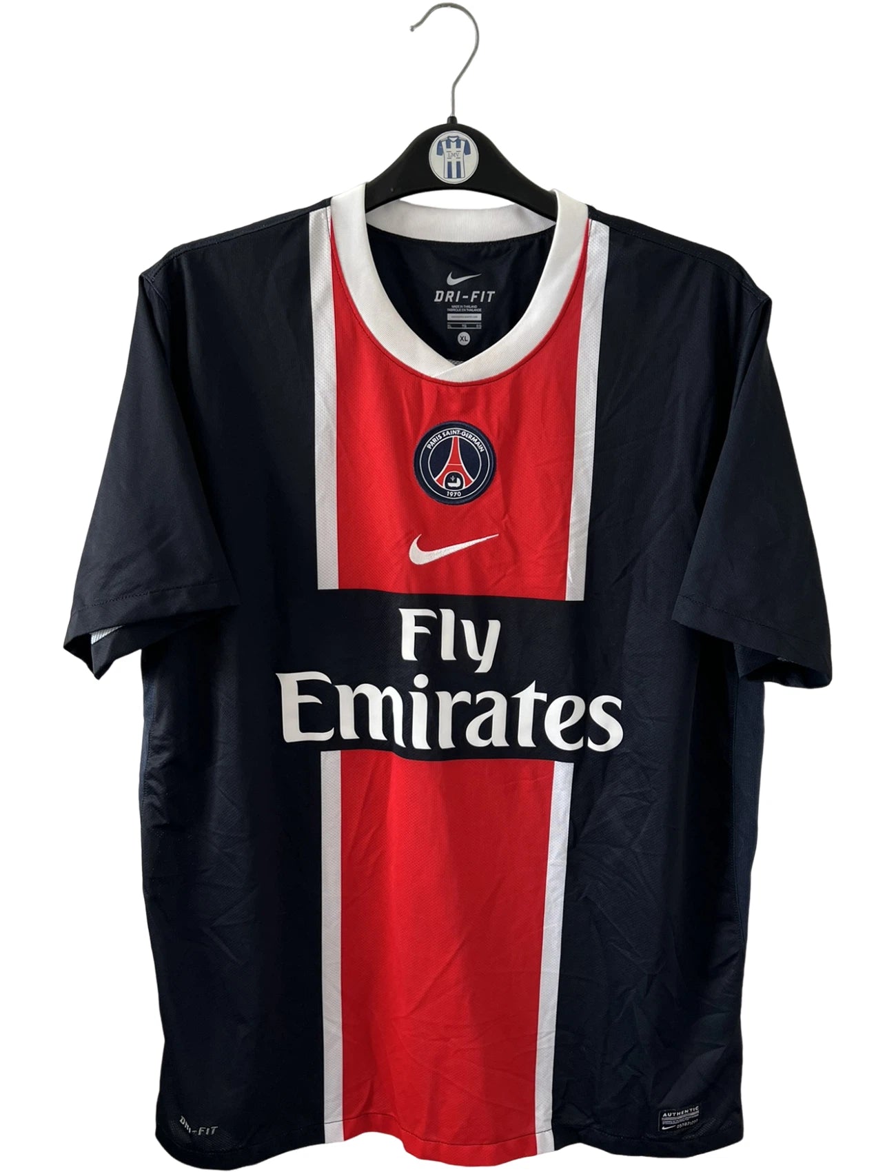 Maillot de foot vintage domicile bleu et rouge du PSG de la saison 2011/2012. On peut retrouver l'équipementier Nike et le sponsor Fly Emirates. Il s'agit d'un maillot authentique d'époque.