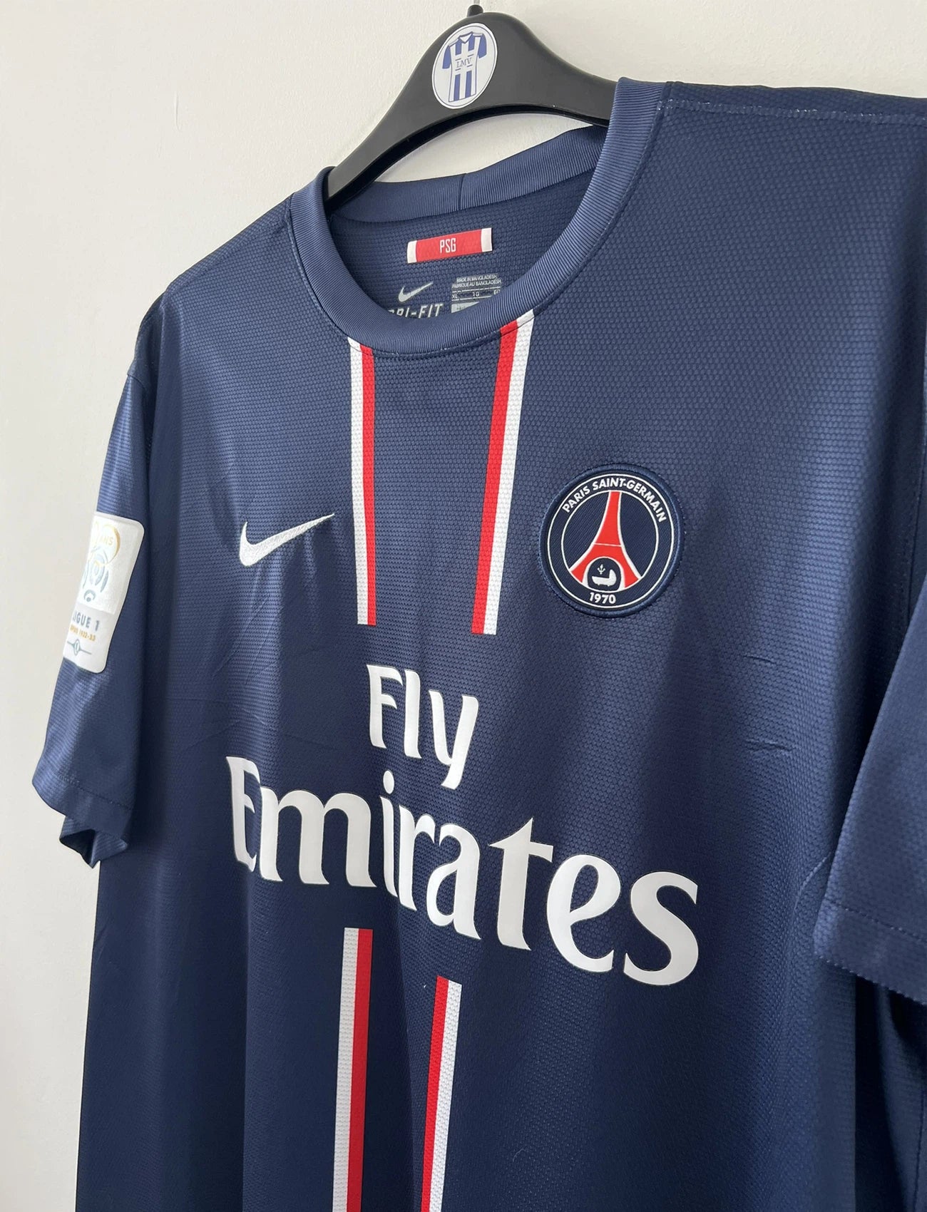 Maillot de foot vintage domicile du psg de la saison 2012/2013. Le maillot est de couleur bleu, blanc et rouge. On peut retrouver l'équipementier nike et le sponsor fly emirates. Le maillot est floqué du numéro 32 David Beckham. Il s'agit d'un maillot authentique d'époque comportant l'étiquette avec les numéros 479818-410