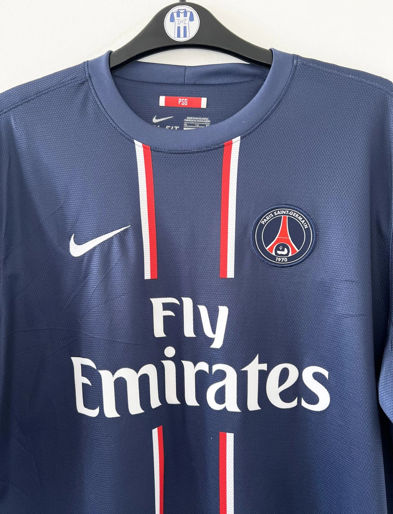 Maillot de foot vintage domicile du psg de la saison 2012/2013. Le maillot est de couleur bleu, blanc et rouge. On peut retrouver l'équipementier nike et le sponsor fly emirates. Le maillot est floqué du numéro 32 David Beckham. Il s'agit d'un maillot authentique d'époque comportant l'étiquette avec les numéros 479818-410