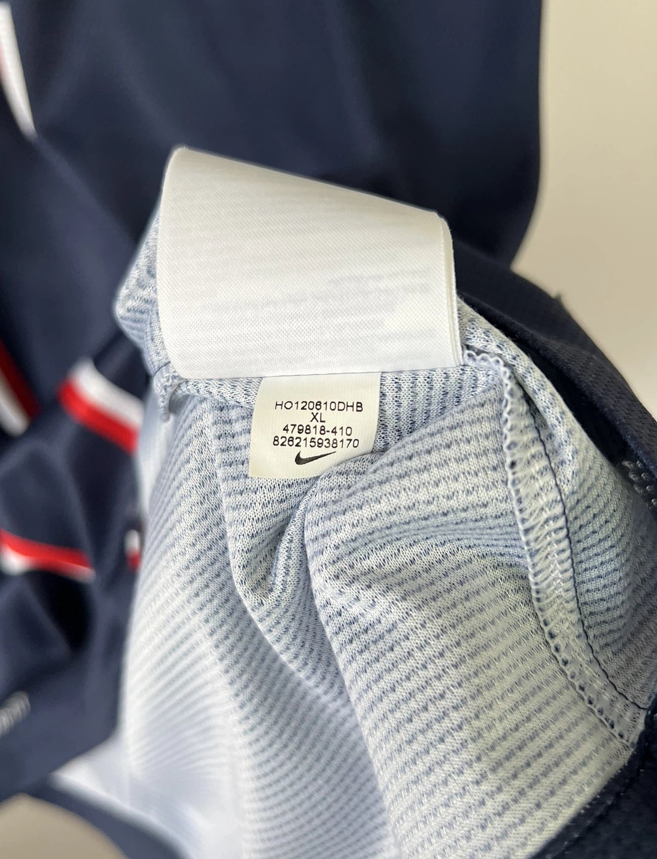Maillot de foot vintage domicile du psg de la saison 2012/2013. Le maillot est de couleur bleu, blanc et rouge. On peut retrouver l'équipementier nike et le sponsor fly emirates. Le maillot est floqué du numéro 32 David Beckham. Il s'agit d'un maillot authentique d'époque comportant l'étiquette avec les numéros 479818-410