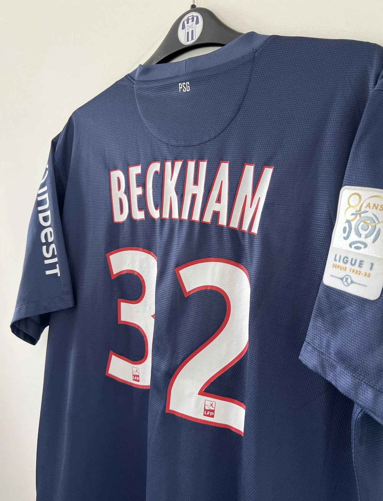 Maillot de foot vintage domicile du psg de la saison 2012/2013. Le maillot est de couleur bleu, blanc et rouge. On peut retrouver l'équipementier nike et le sponsor fly emirates. Le maillot est floqué du numéro 32 David Beckham. Il s'agit d'un maillot authentique d'époque comportant l'étiquette avec les numéros 479818-410