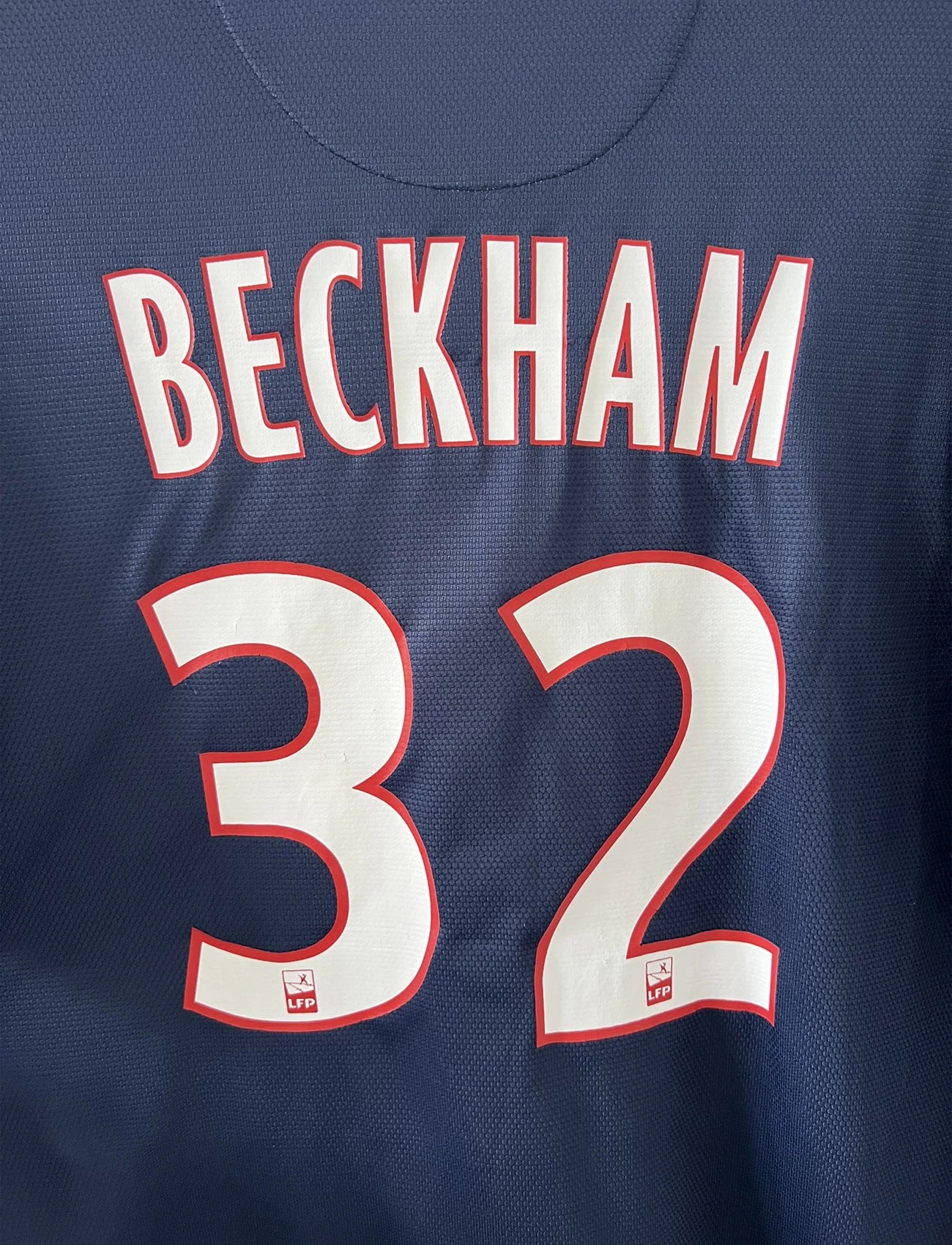 Maillot de foot vintage domicile du psg de la saison 2012/2013. Le maillot est de couleur bleu, blanc et rouge. On peut retrouver l'équipementier nike et le sponsor fly emirates. Le maillot est floqué du numéro 32 David Beckham. Il s'agit d'un maillot authentique d'époque comportant l'étiquette avec les numéros 479818-410