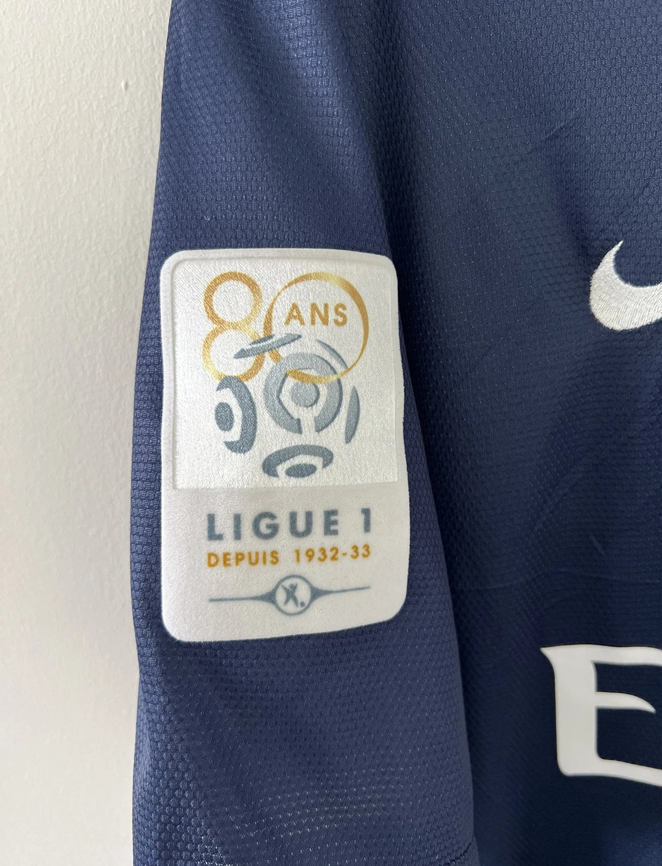 Maillot de foot vintage domicile du psg de la saison 2012/2013. Le maillot est de couleur bleu, blanc et rouge. On peut retrouver l'équipementier nike et le sponsor fly emirates. Le maillot est floqué du numéro 32 David Beckham. Il s'agit d'un maillot authentique d'époque comportant l'étiquette avec les numéros 479818-410