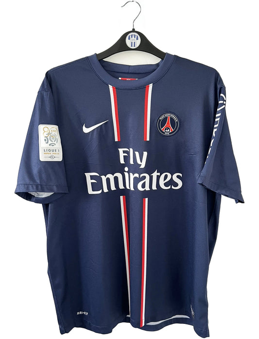 Maillot de foot vintage domicile du psg de la saison 2012/2013. Le maillot est de couleur bleu, blanc et rouge. On peut retrouver l'équipementier nike et le sponsor fly emirates. Le maillot est floqué du numéro 32 David Beckham. Il s'agit d'un maillot authentique d'époque comportant l'étiquette avec les numéros 479818-410