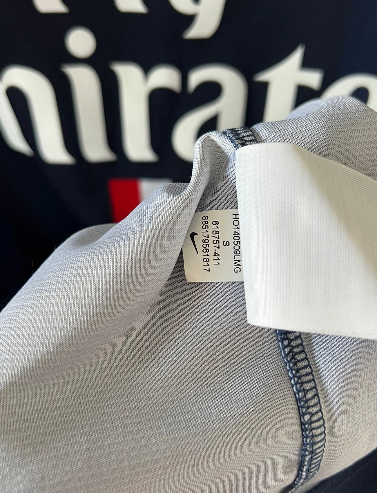 Maillot de foot vintage domicile bleu du PSG 2014/2015. On peut retrouver l'équipementier Nike et le sponsor Fly Emirates. Le maillot est floqué du numéro 10 Zlatan Ibrahimovic. Il s'agit d'un maillot authentique d'époque.