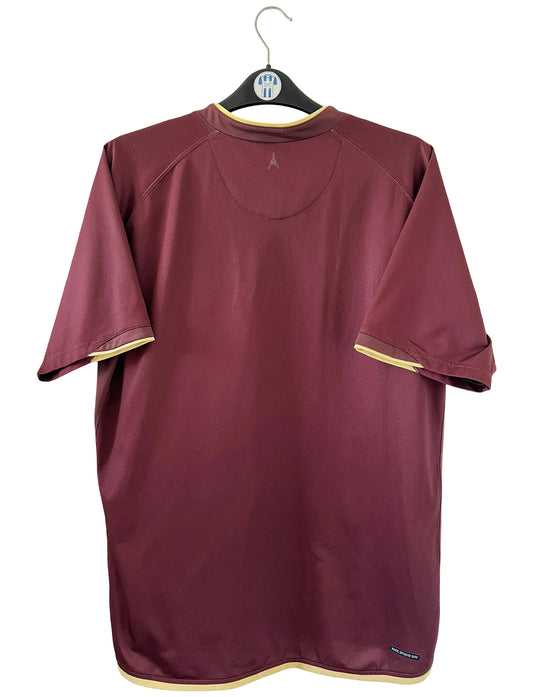 Maillot de foot vintage extérieur rouge bordeaux du PSG de la saison 2006/2007. On peut retrouver l'équipementier Nike. Il s'agit d'un maillot authentique d'époque.
