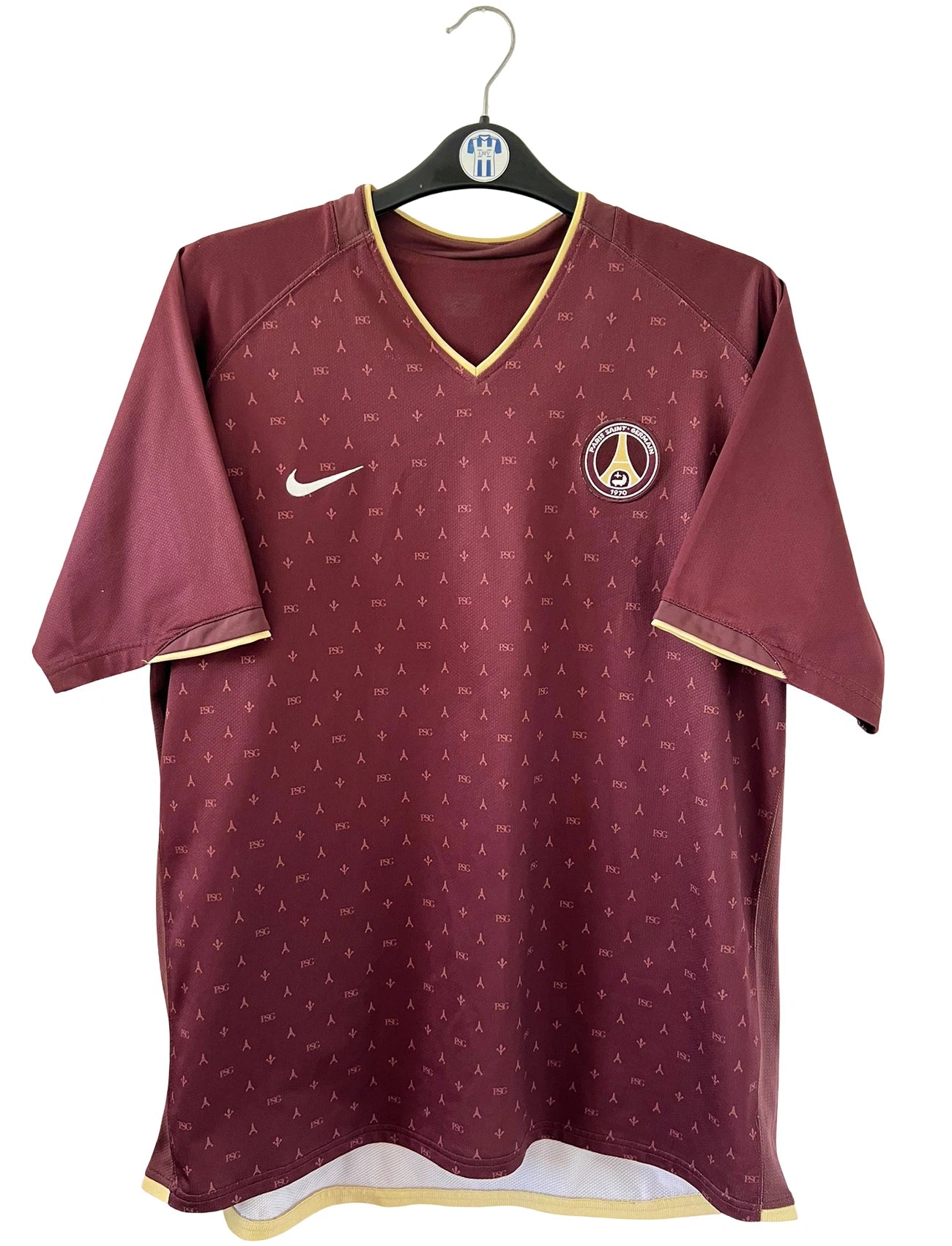 Maillot de foot vintage extérieur rouge bordeaux du PSG de la saison 2006/2007. On peut retrouver l'équipementier Nike. Il s'agit d'un maillot authentique d'époque.