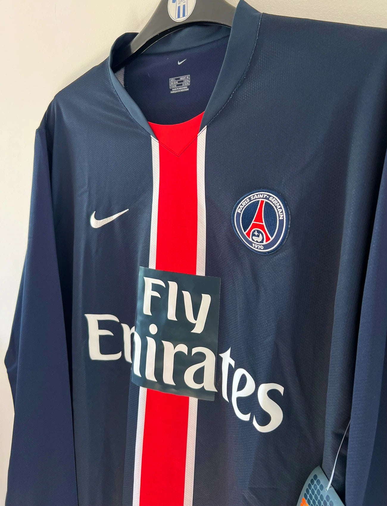 Maillot de foot vintage domicile bleu du PSG de la saison 2006/2007. On peut retrouver l'équipementier Nike et le sponsor Fly Emirates. Il s'agit d'un maillot authentique d'époque issu du stock pro du PSG.