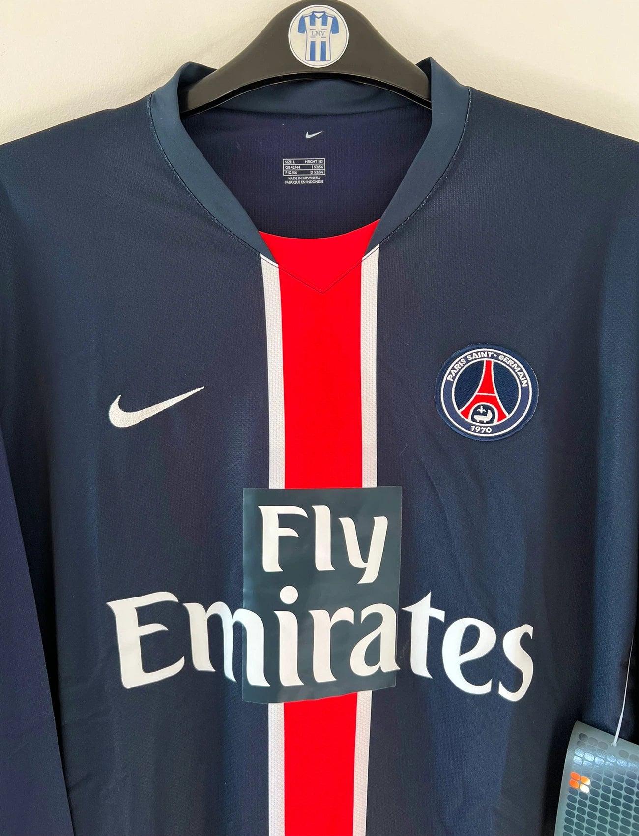 Maillot de foot vintage domicile bleu du PSG de la saison 2006/2007. On peut retrouver l'équipementier Nike et le sponsor Fly Emirates. Il s'agit d'un maillot authentique d'époque issu du stock pro du PSG.