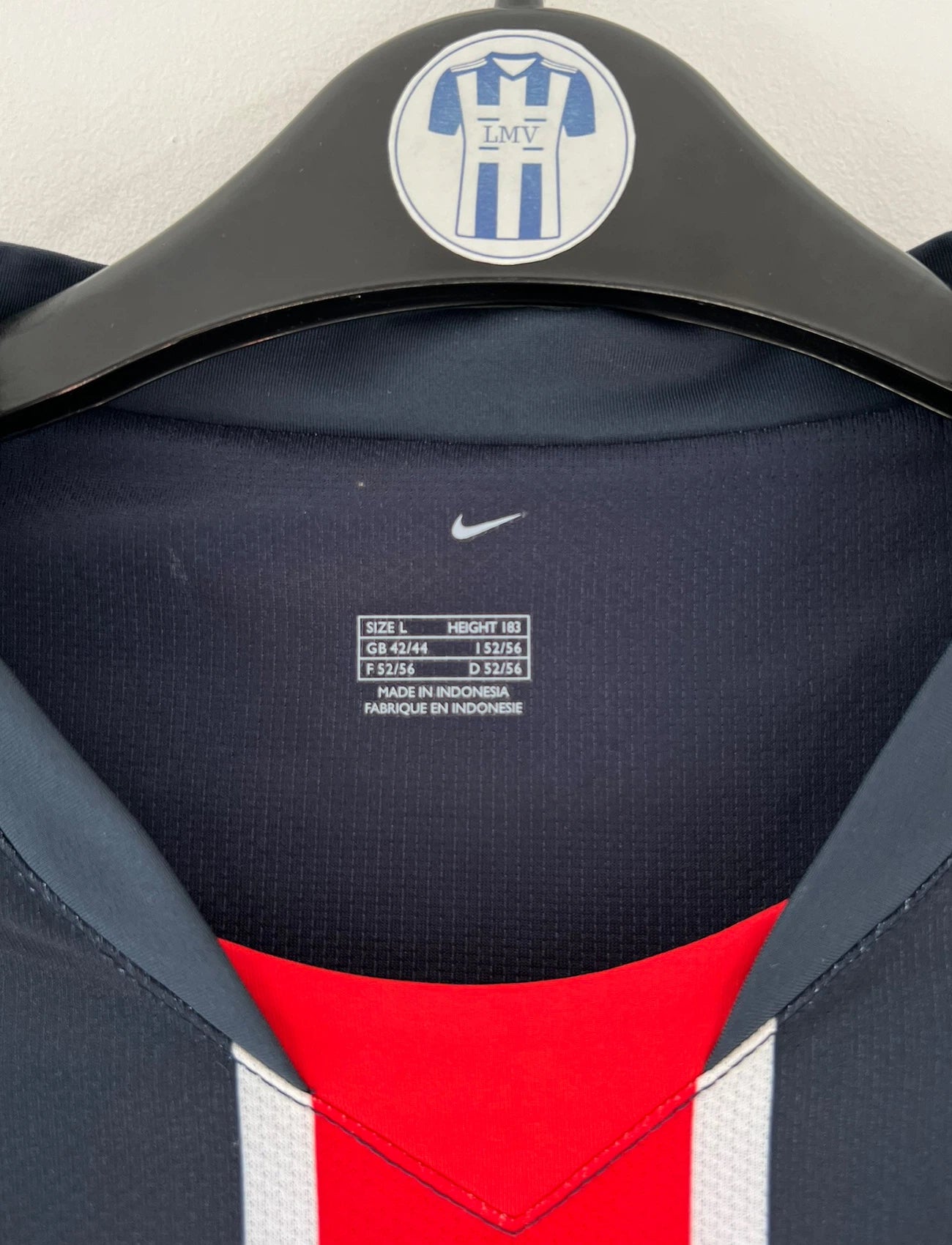 Maillot de foot vintage domicile bleu du PSG de la saison 2006/2007. On peut retrouver l'équipementier Nike et le sponsor Fly Emirates. Il s'agit d'un maillot authentique d'époque issu du stock pro du PSG.