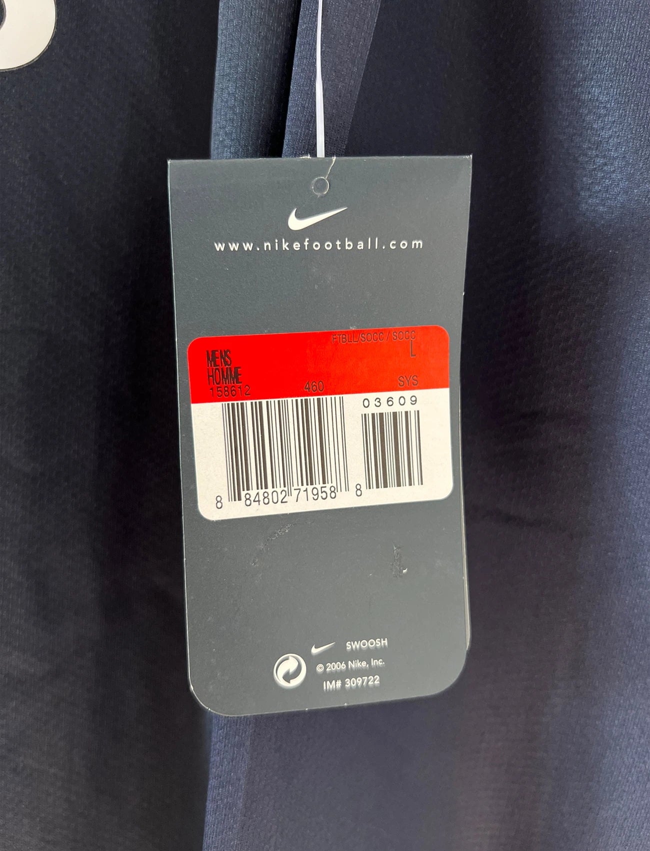 Maillot de foot vintage domicile bleu du PSG de la saison 2006/2007. On peut retrouver l'équipementier Nike et le sponsor Fly Emirates. Il s'agit d'un maillot authentique d'époque issu du stock pro du PSG.