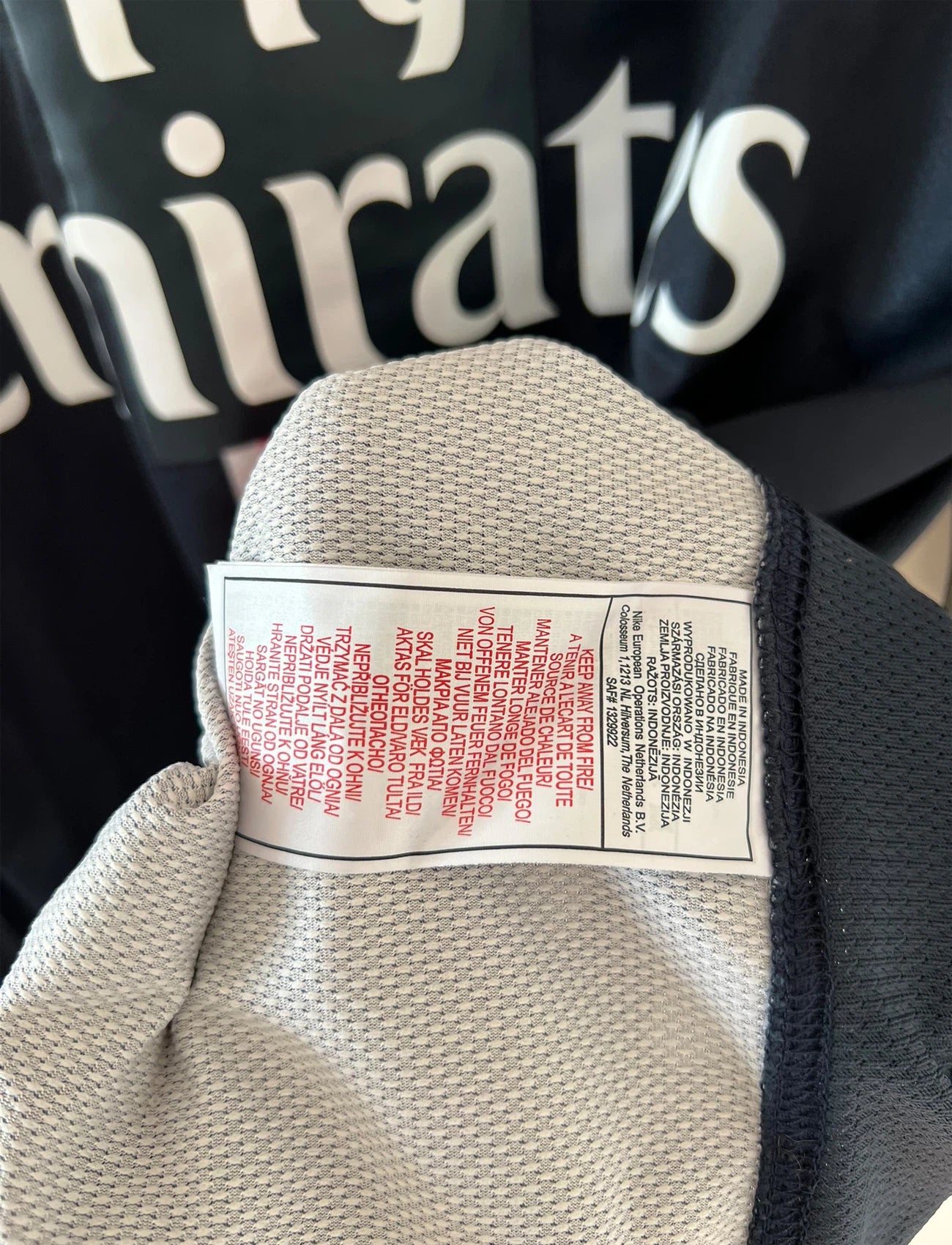 Maillot de foot vintage domicile bleu du PSG de la saison 2006/2007. On peut retrouver l'équipementier Nike et le sponsor Fly Emirates. Il s'agit d'un maillot authentique d'époque issu du stock pro du PSG.