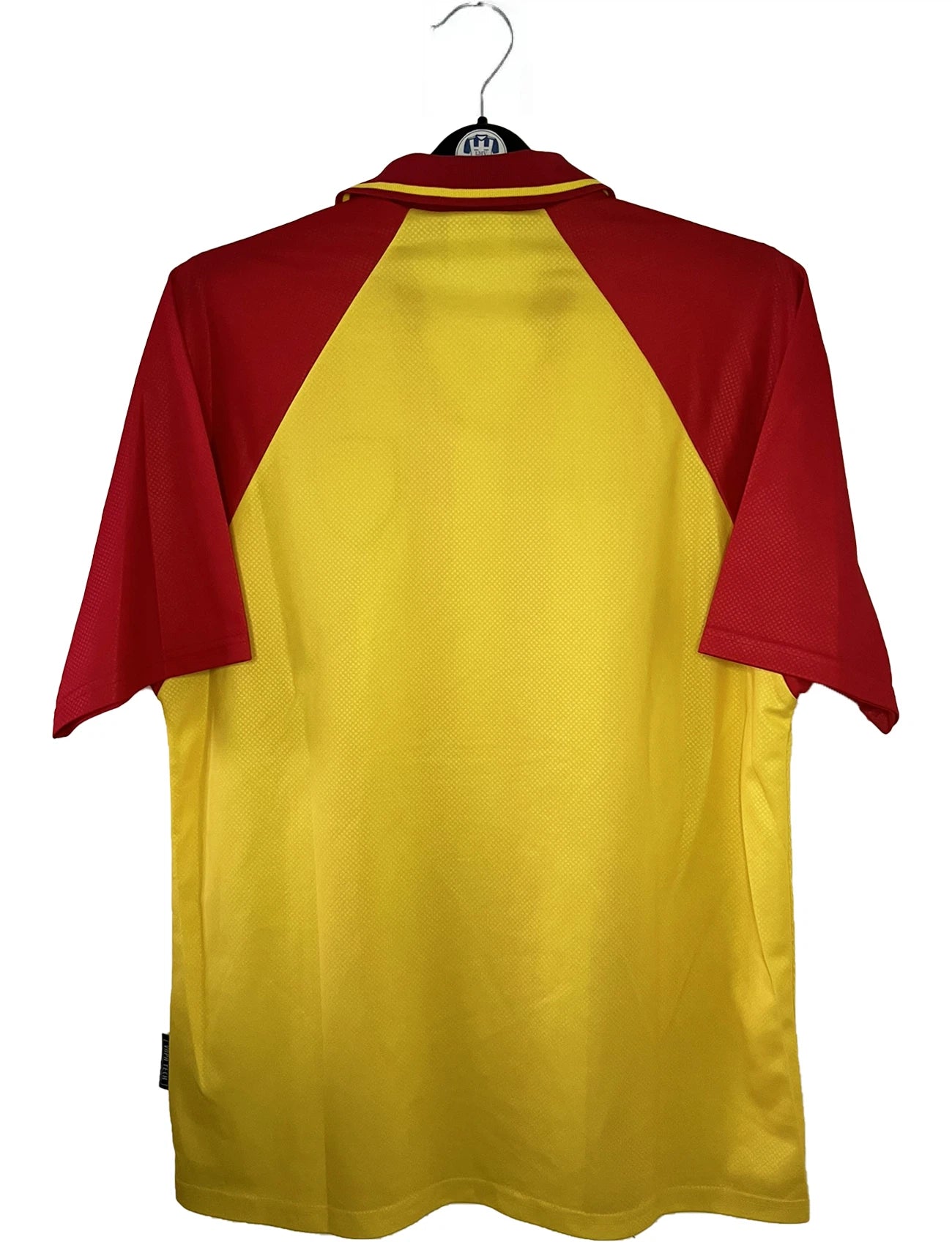Maillot de foot vintage domicile jaune et rouge du RC Lens de la saison 1998/1999. On peut retrouver l'équipementier Umbro et le sponsor OLA. Il s'agit d'un maillot authentique d'époque.