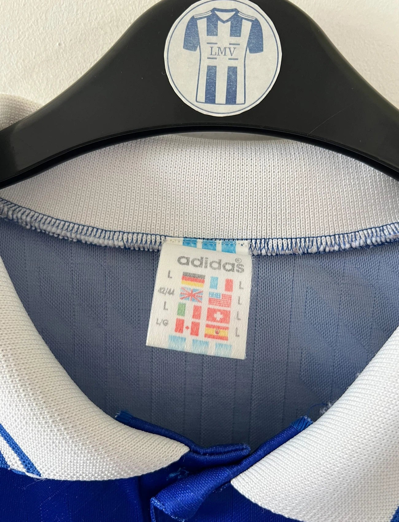 Maillot de foot vintage domicile bleu du RC Strasbourg de la saison 1994/1995. On peut retrouver l'équipementier Adidas et le sponsor Tourtel. Il s'agit d'un maillot authentique d'époque.