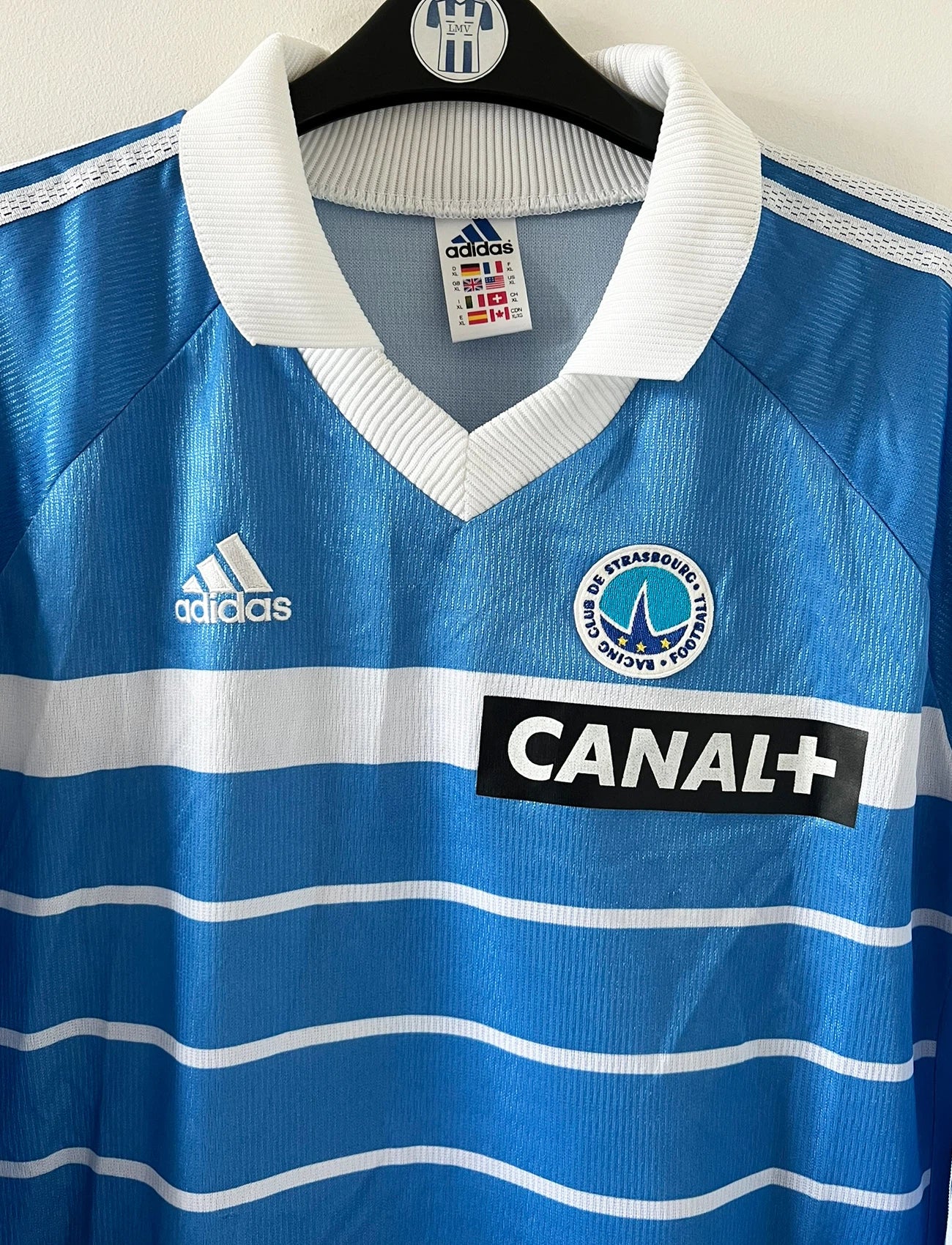 Maillot de foot vintage domicile bleu de strasbourg de la saison 1999/2000. On peut retrouver l'équipementier Adidas et le sponsor Canal+. Il s'agit d'un maillot authentique d'époque, issu du stock pro du club