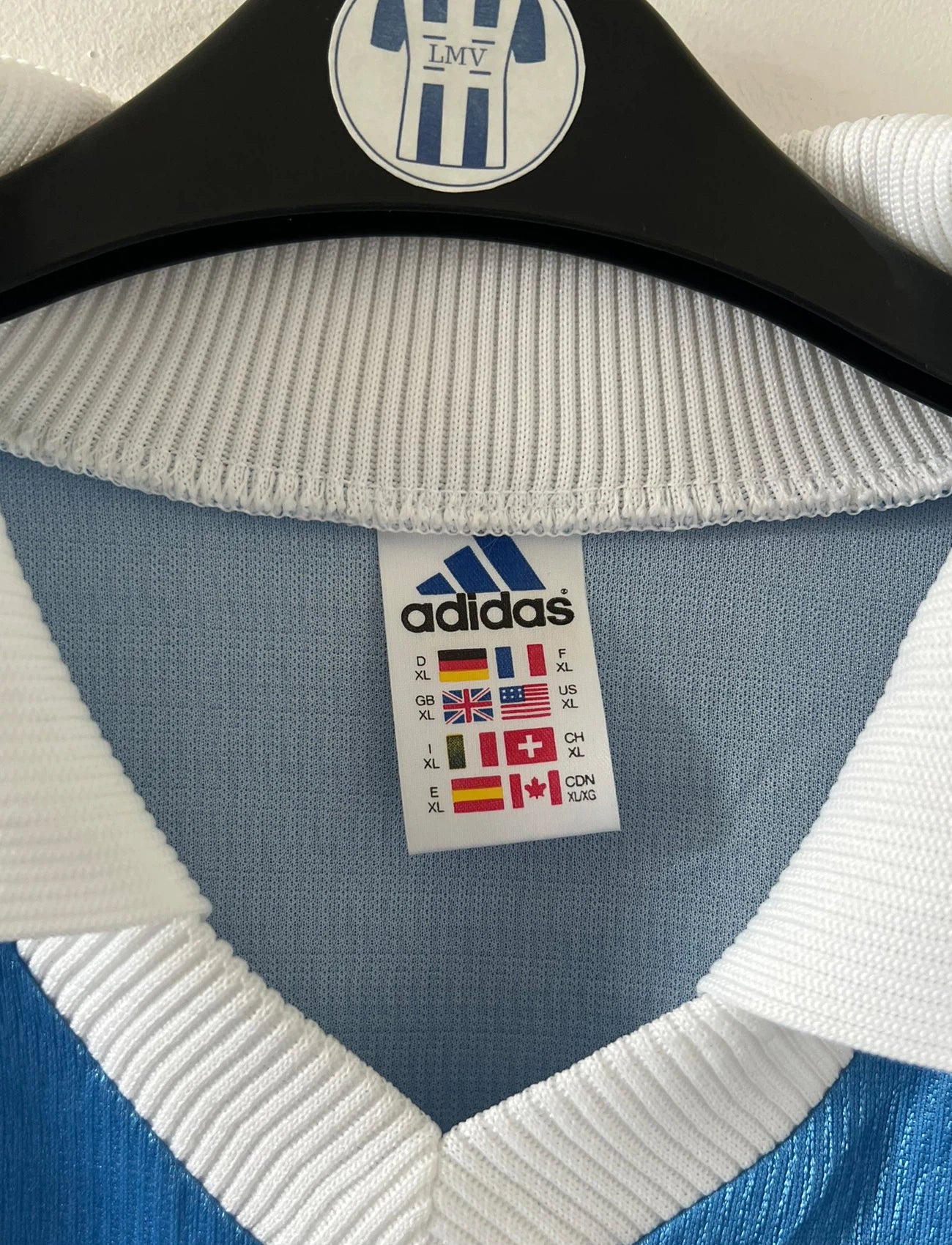 Maillot de foot vintage domicile bleu de strasbourg de la saison 1999/2000. On peut retrouver l'équipementier Adidas et le sponsor Canal+. Il s'agit d'un maillot authentique d'époque, issu du stock pro du club