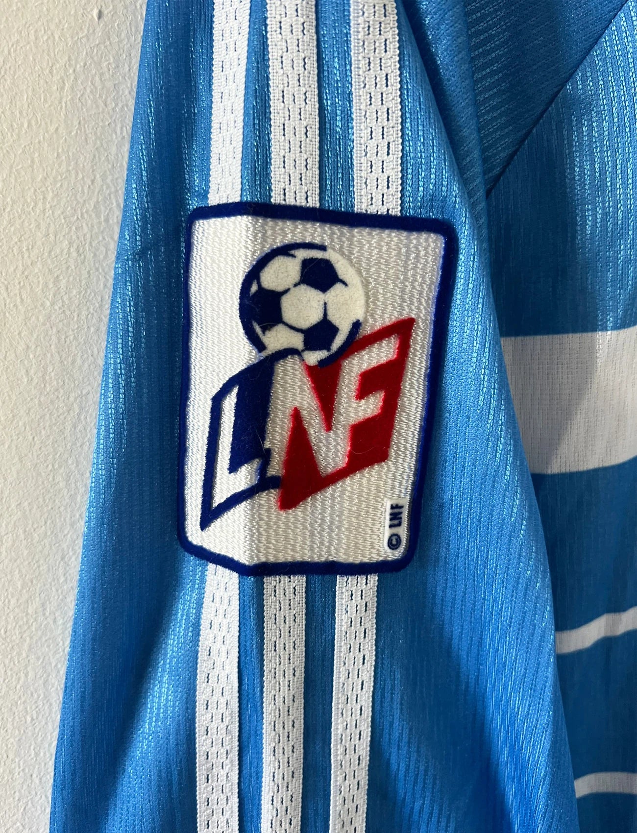 Maillot de foot vintage domicile bleu de strasbourg de la saison 1999/2000. On peut retrouver l'équipementier Adidas et le sponsor Canal+. Il s'agit d'un maillot authentique d'époque, issu du stock pro du club