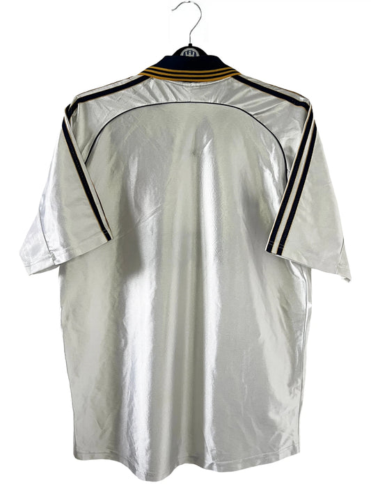 Maillot de foot vintage domicile blanc du Real Madrid de la saison 1998/1999. On peut retrouver l'équipementier Adidas et le sponsor Teka. Il s'agit d'un maillot authentique d'époque.
