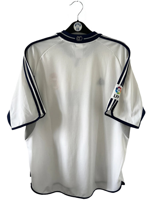 Maillot de foot vintage domicile blanc et bleu du real madrid de la saison 2000-2001. On peut retrouver l'équipementier adidas et le sponsor Teka. Il s'agit d'un maillot authentique comportant l'étiquette avec les numéros 685331
