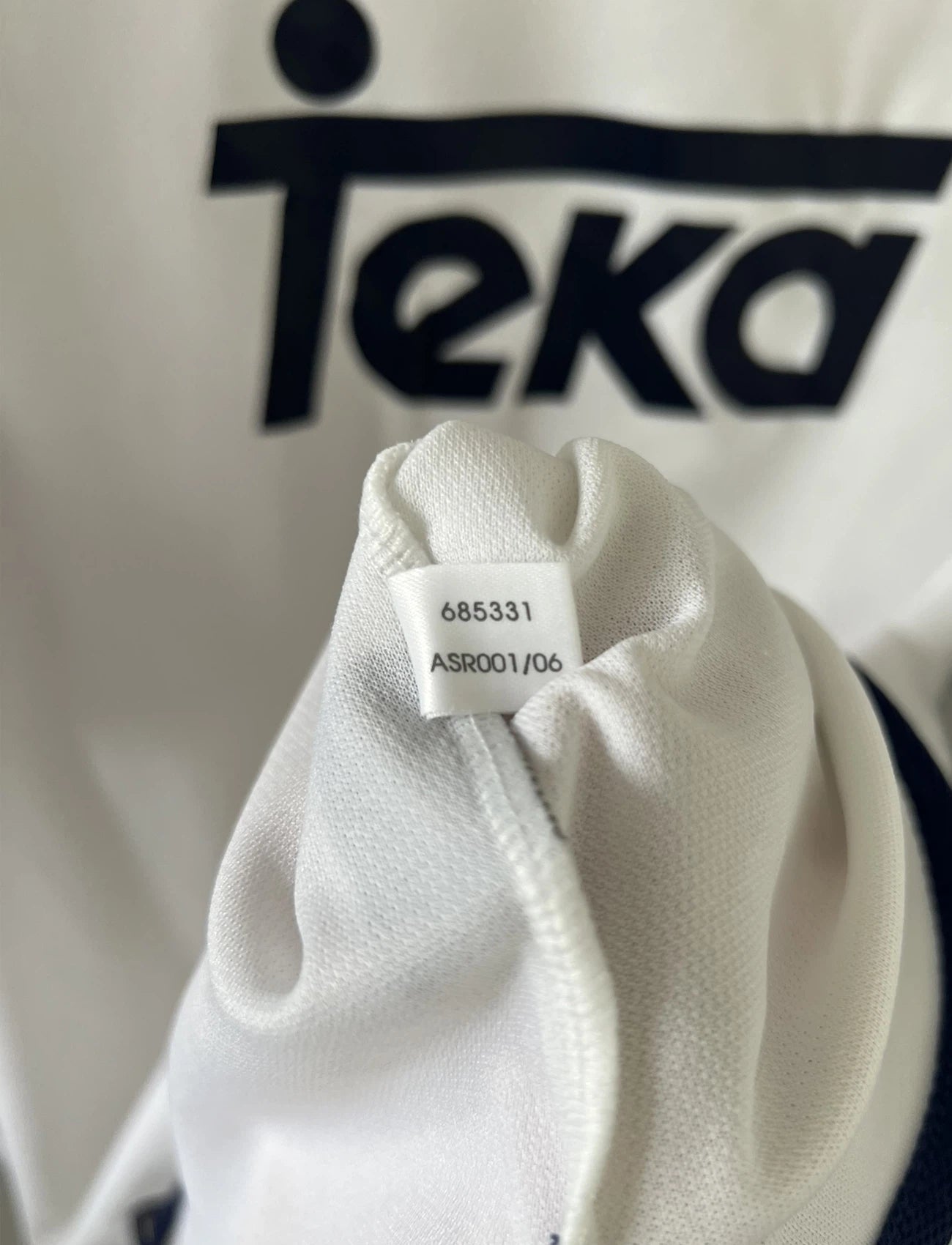 Maillot de foot vintage domicile blanc et bleu du real madrid de la saison 2000-2001. On peut retrouver l'équipementier adidas et le sponsor Teka. Il s'agit d'un maillot authentique comportant l'étiquette avec les numéros 685331