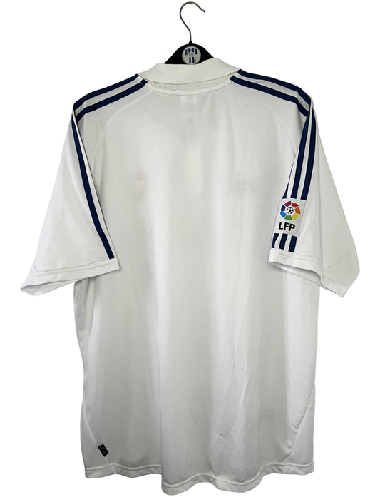 Maillot foot vintage domicile du real madrid de la saison 2001/2002. On peut retrouver l'équipementier Adidas et le sponsor Real Madrid.com. Il s'agit d'un maillot authentique d'époque.