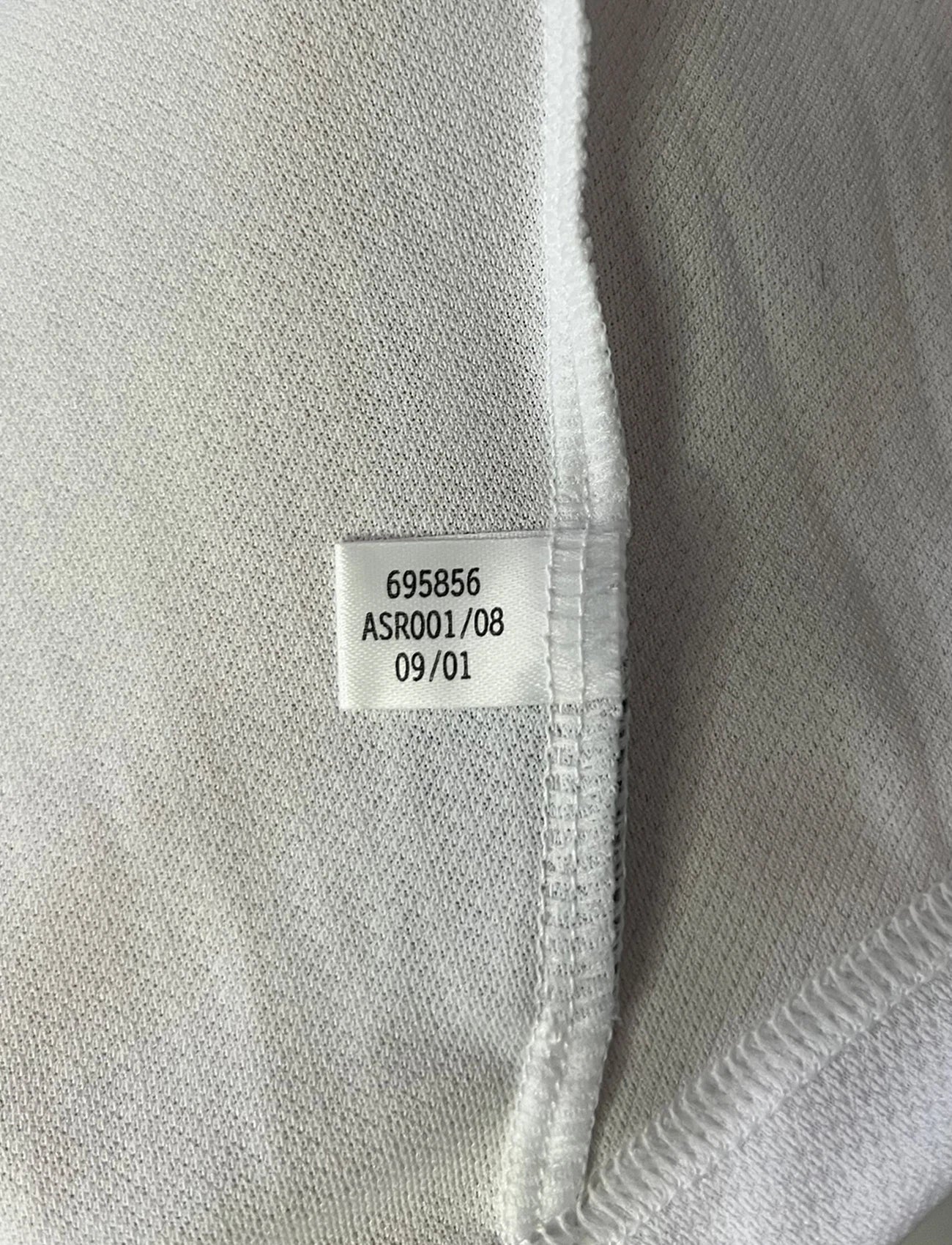 Maillot foot vintage domicile du real madrid de la saison 2001/2002. On peut retrouver l'équipementier Adidas et le sponsor Real Madrid.com. Il s'agit d'un maillot authentique d'époque.