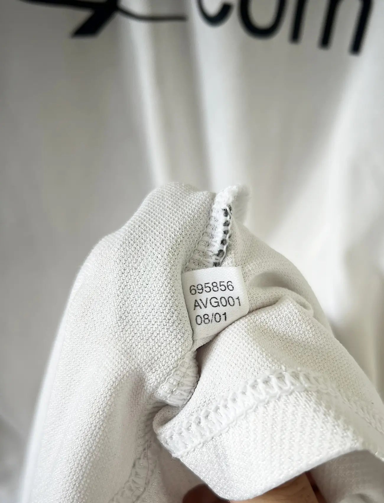 Maillot de foot vintage domicile du real madrid de la saison 2001-2002. Le maillot est de couleur blanc et noir. On peut retrouver l'équipementier adidas et le sponsor Real Madrid.com. Le maillot est floqué du numéro 5 Zinedine Zidane. Il s'agit d'un maillot authentique comportant les numéros 695856