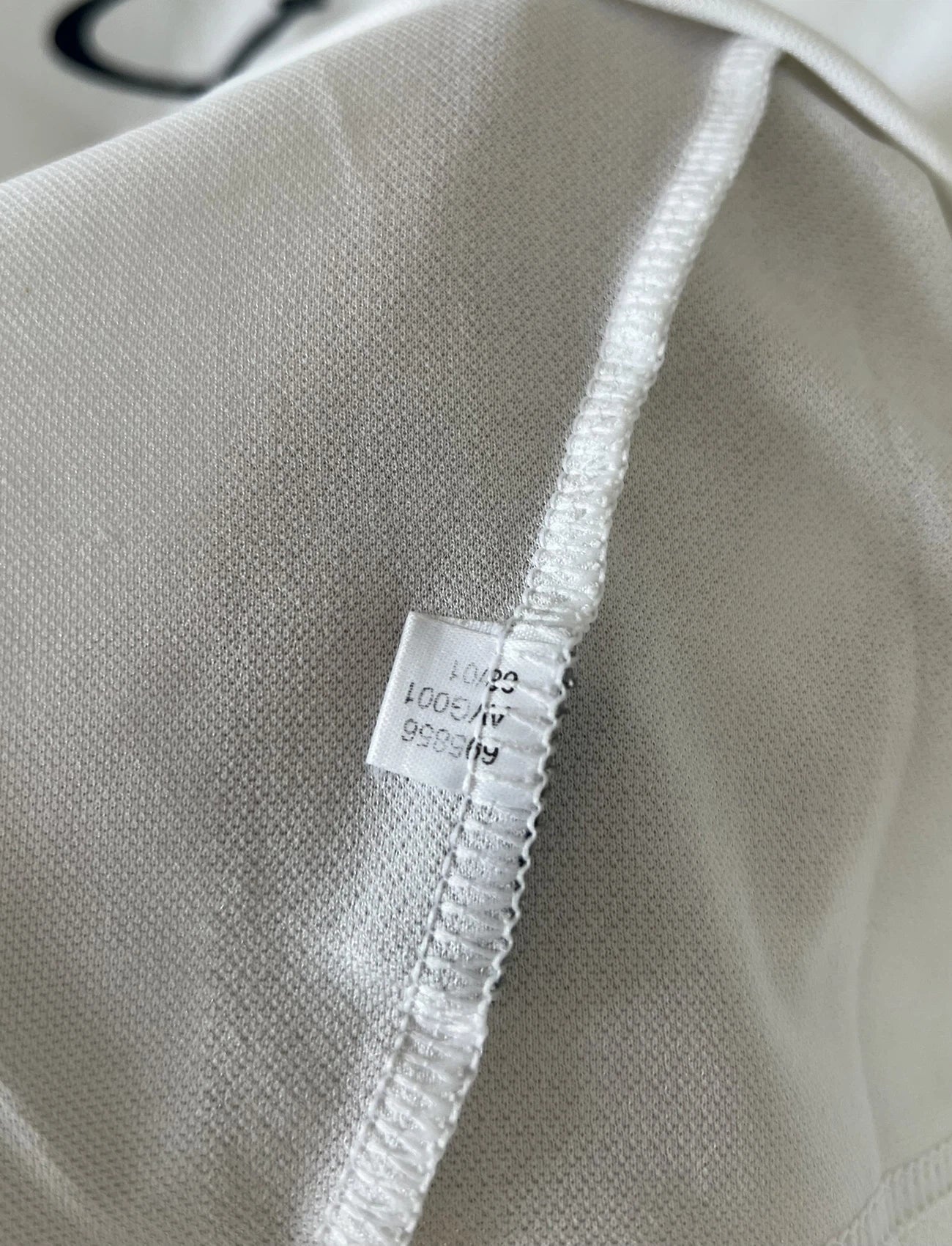 Maillot de foot vintage domicile blanc du real madrid de la saison 2001/2002. On peut retrouver l'équipementier Adidas et le sponsor Rea Madrid. Le maillot est floqué du numéro 5 Zinedine Zidane. Il s'agit d'un maillot authentique d'époque.