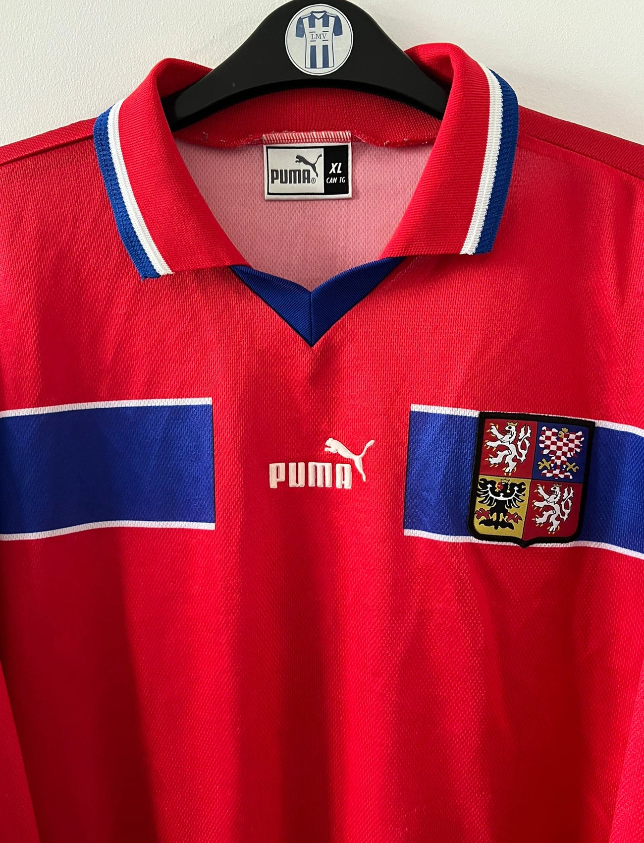 Maillot de foot vintage domicile rouge et bleu de la République Tchèque saison 1998. On peut retrouver l'équipementier Puma. Il s'agit d'un maillot authentique d'époque.