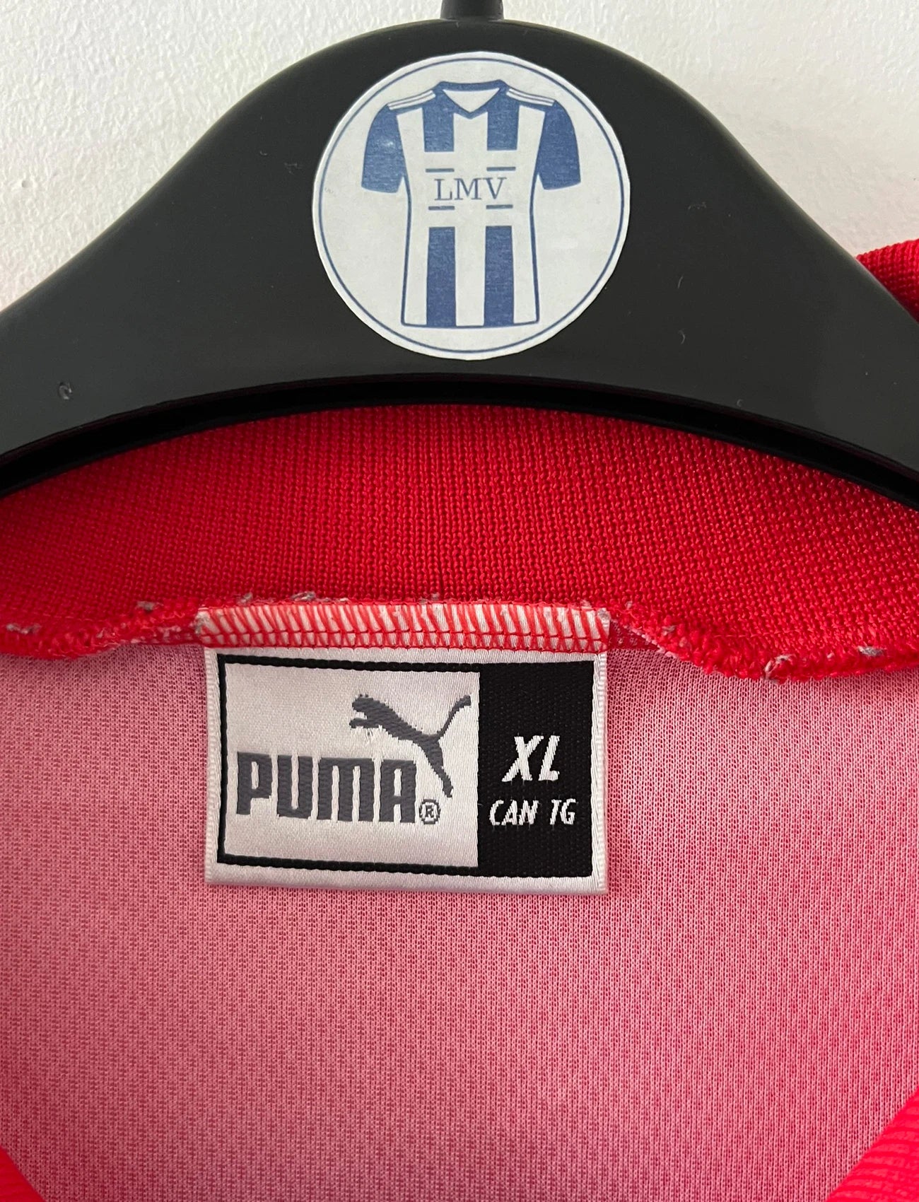 Maillot de foot vintage domicile rouge et bleu de la République Tchèque saison 1998. On peut retrouver l'équipementier Puma. Il s'agit d'un maillot authentique d'époque.