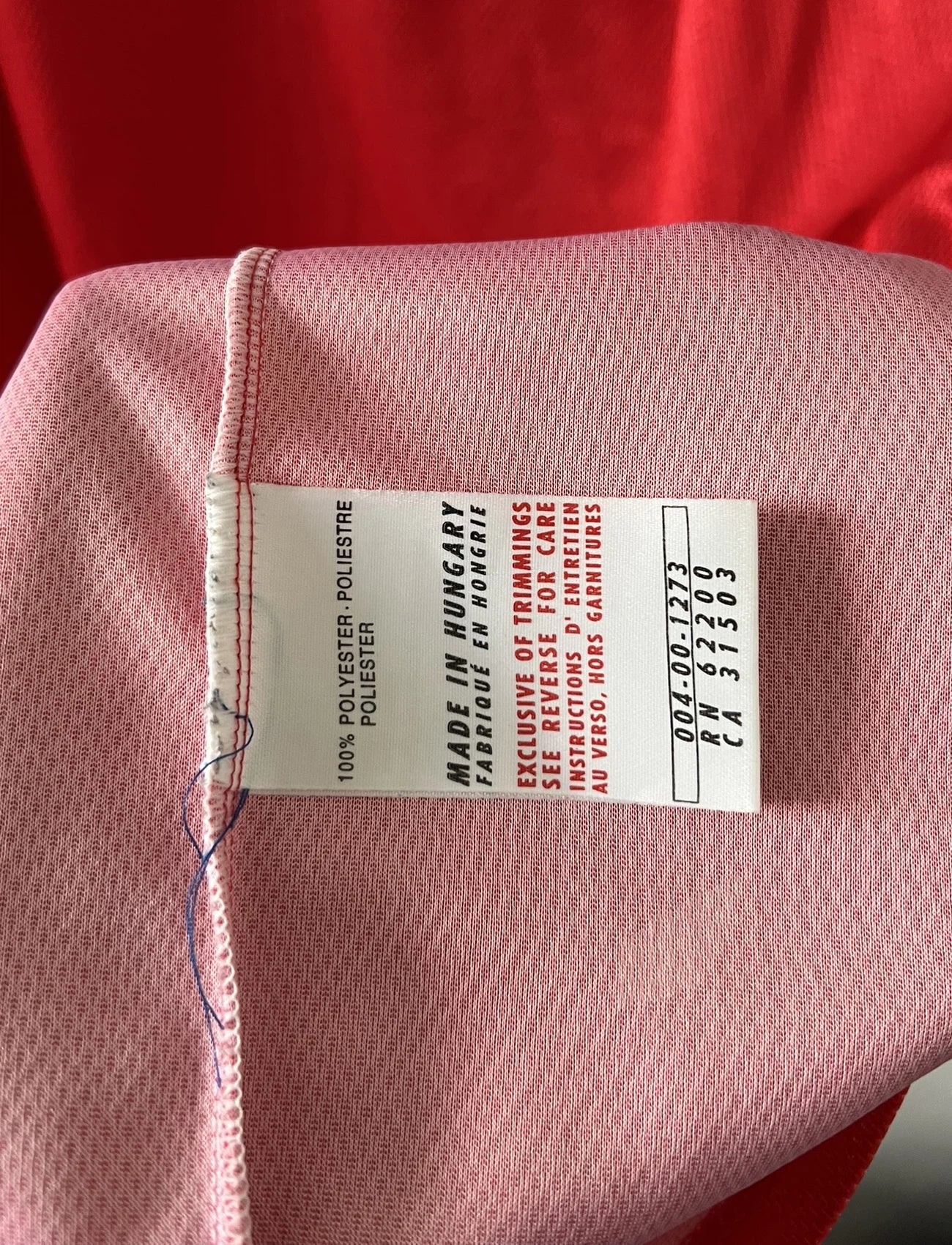Maillot de foot vintage domicile rouge et bleu de la République Tchèque saison 1998. On peut retrouver l'équipementier Puma. Il s'agit d'un maillot authentique d'époque.