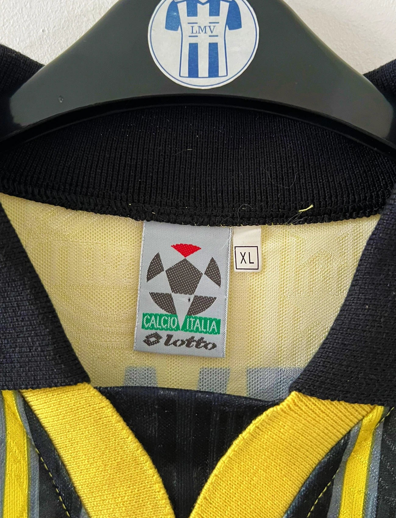 Maillot de foot vintage domicile jaune et noir du SK Lierse saison 1997/1998. On peut retrouver l'équipementier Lotto et le sponsor Daewoo. Il s'agit d'un maillot authentique d'époque.