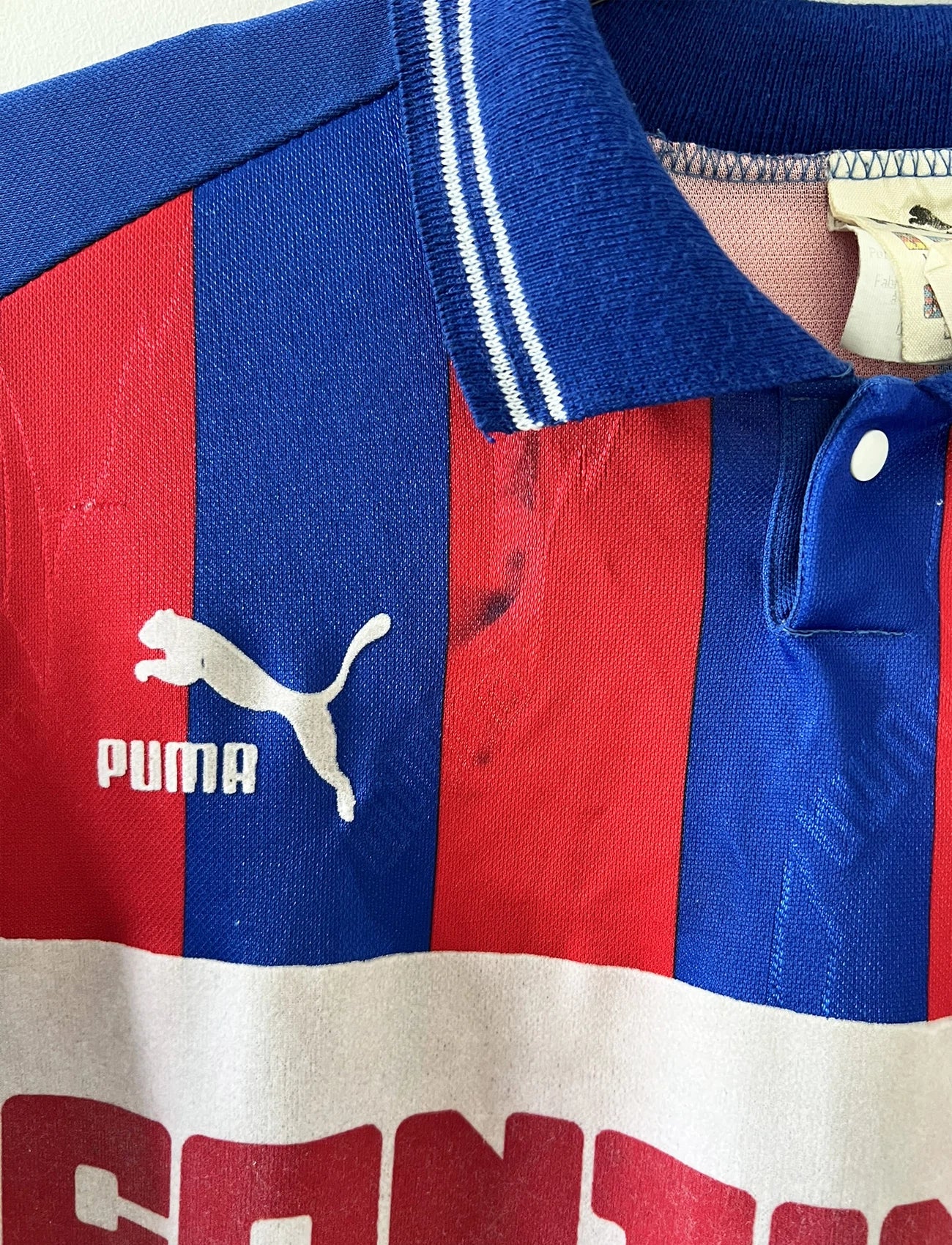 Maillot de foot vintage domicile rouge et bleu du SM Caen de la saison 1994/1995. On peut retrouver l'équipementier Puma et le sponsor Continent. Le maillot est floqué du numéro 9 Kennet Andersson. Il s'agit d'un maillot authentique d'époque.