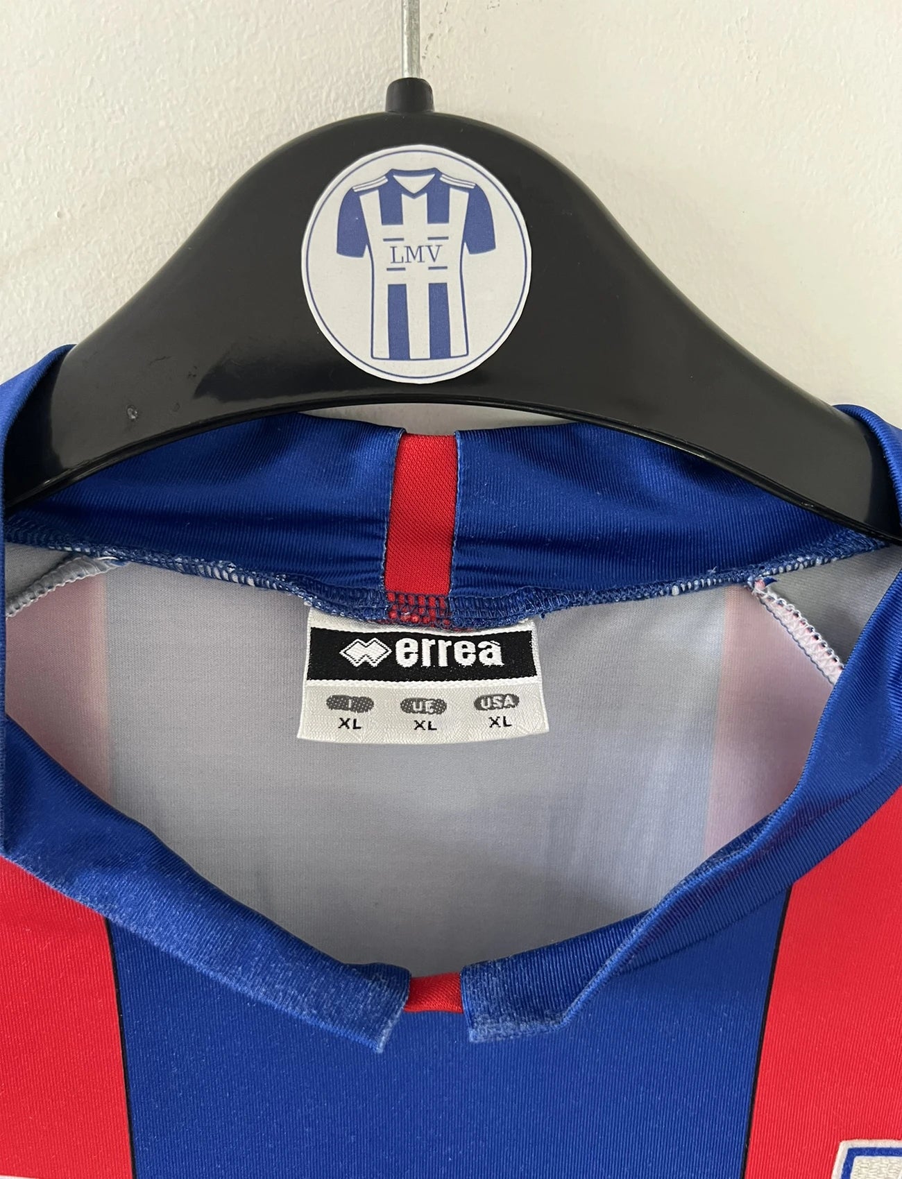 Maillot de foot vintage domicile bleu et rouge du SM Caen de la saison 2006/2007. On peut retrouver l'équipementier Errea et le sponsor Brittany Ferries et GDE. Il s'agit d'un maillot authentique d'époque.