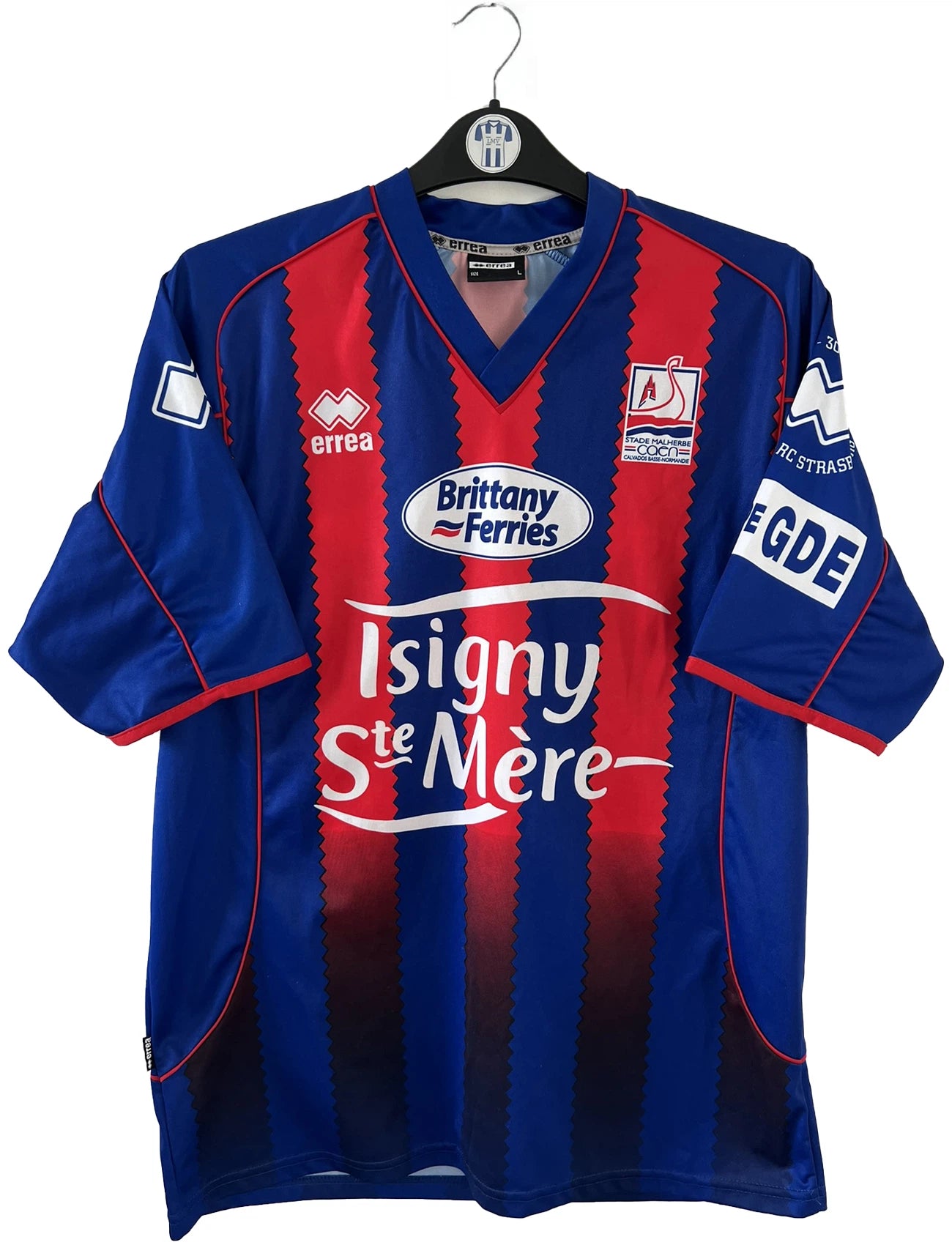 Maillot de foot vintage domicile bleu et rouge du SM Caen édité lors de la finale de la coupe de la Ligue de la saison 2004/2005. On peut retrouver l'équipementier errea et le sponsor isigny sainte mère. Il s'git d'un maillot authentique d'époque.