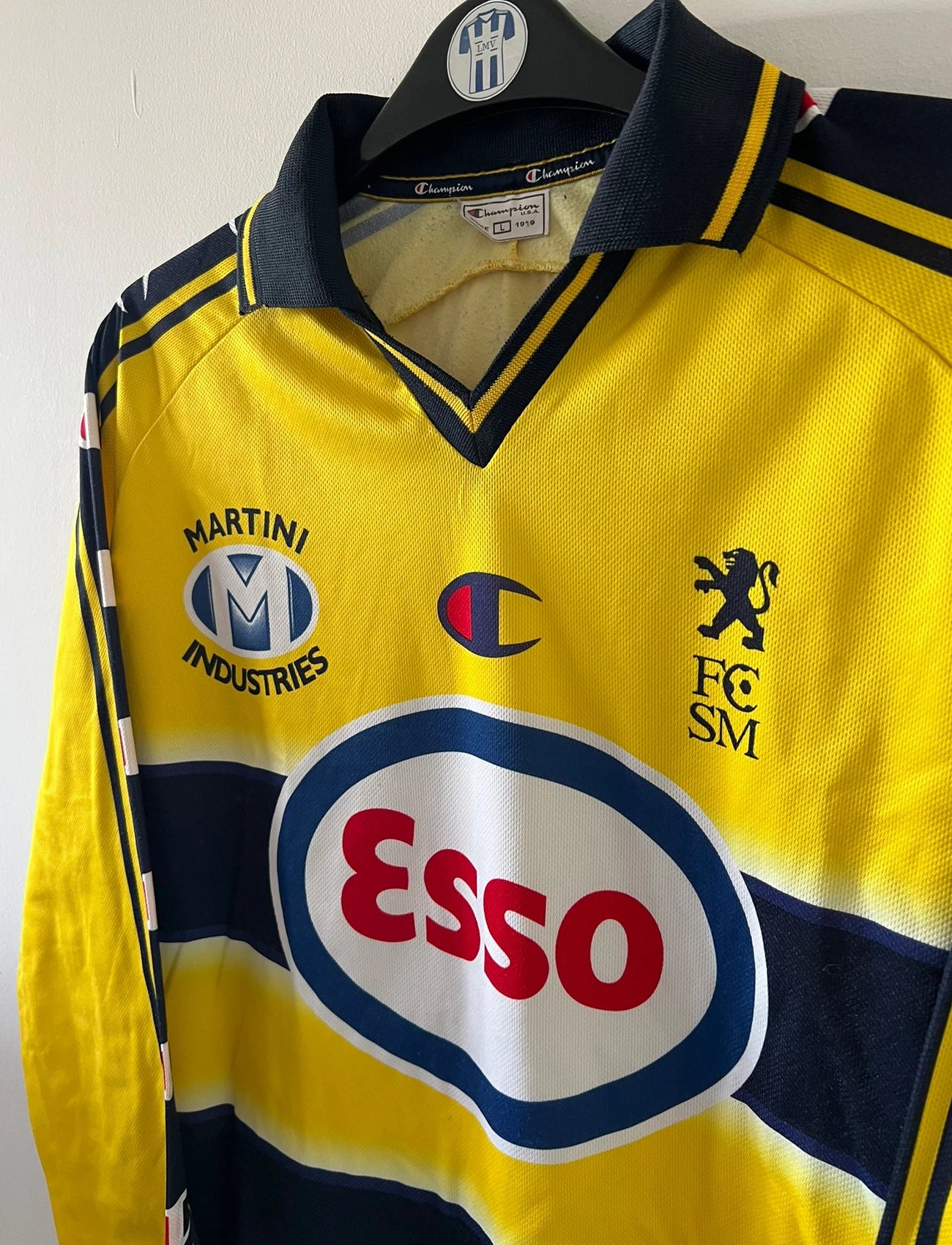 Maillot de foot vintage domicile jaune du FC Sochaux-Montbliard, de la saison 2002/2004. On peut retrouver l'équipementier Champion et le sponsor Esso. Il s'agit d'un maillot authentique d'époque.
