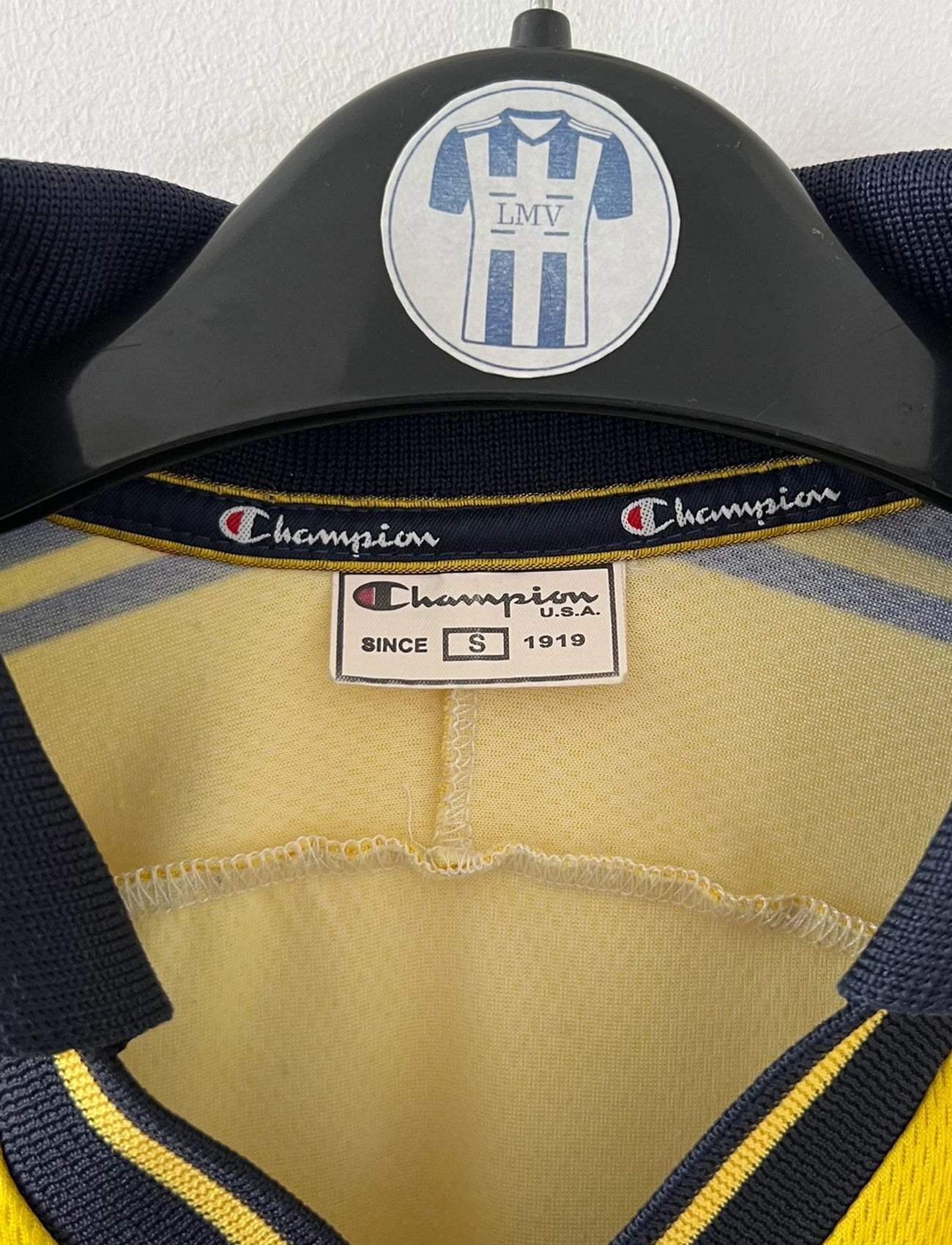 Maillot de foot vintage domicile jaune du FC Sochaux Montbéliard. On peut retrouver l'équipementier Champion et le sponsor Esso. Il s'agit d'un maillot authentique d'époque.