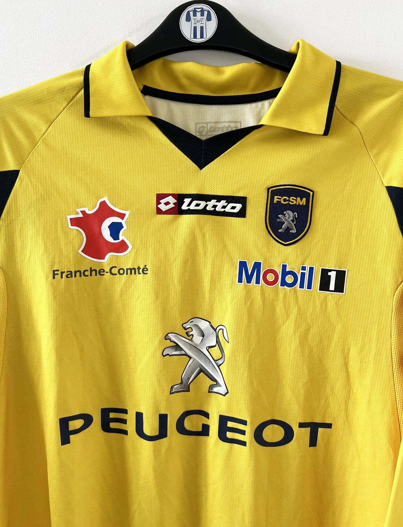 Maillot de foot vintage domicile manche longe jaune de sochaux montbéliard de la saison 2010/2011. On peut retrouver l'équipementier Lotto et le sponsor Peugeot. Le maillot est floqué du numéro 14 Marvin Martin. Il s'agit d'un maillot authentique d'époque.