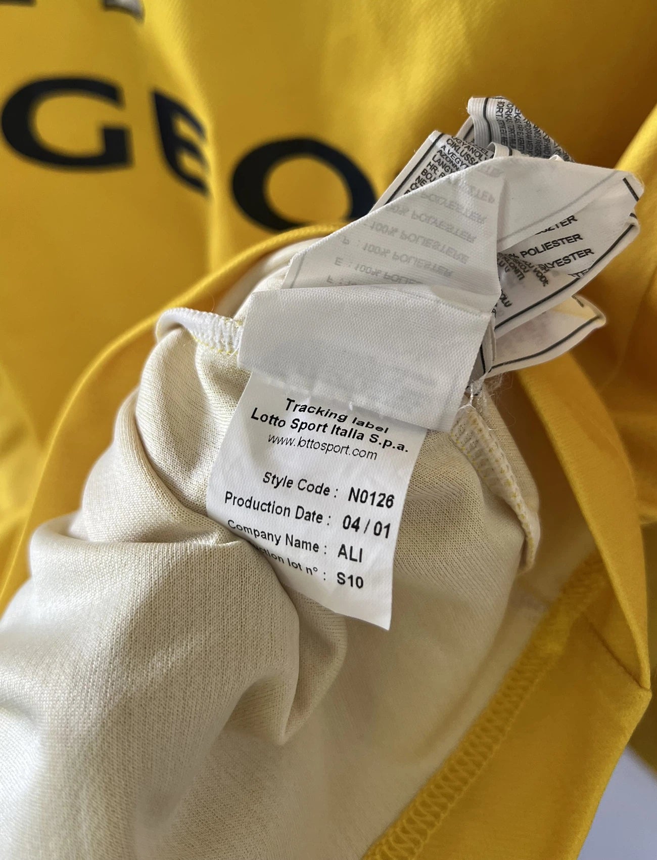 Maillot de foot vintage domicile manche longe jaune de sochaux montbéliard de la saison 2010/2011. On peut retrouver l'équipementier Lotto et le sponsor Peugeot. Le maillot est floqué du numéro 14 Marvin Martin. Il s'agit d'un maillot authentique d'époque.