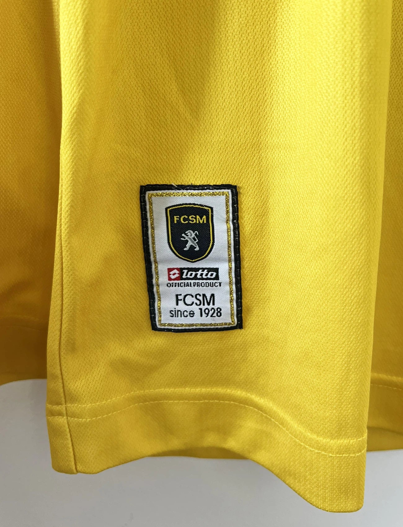 Maillot de foot vintage domicile manche longe jaune de sochaux montbéliard de la saison 2010/2011. On peut retrouver l'équipementier Lotto et le sponsor Peugeot. Le maillot est floqué du numéro 14 Marvin Martin. Il s'agit d'un maillot authentique d'époque.