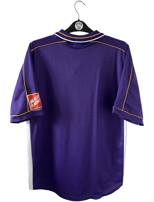 Maillot de foot vintage domicile violet de toulouse saison 1999/2001. On peut retrouver l'équipementier Puma et le sponsor OLA. Il s'agit d'un maillot authentique d'époque.