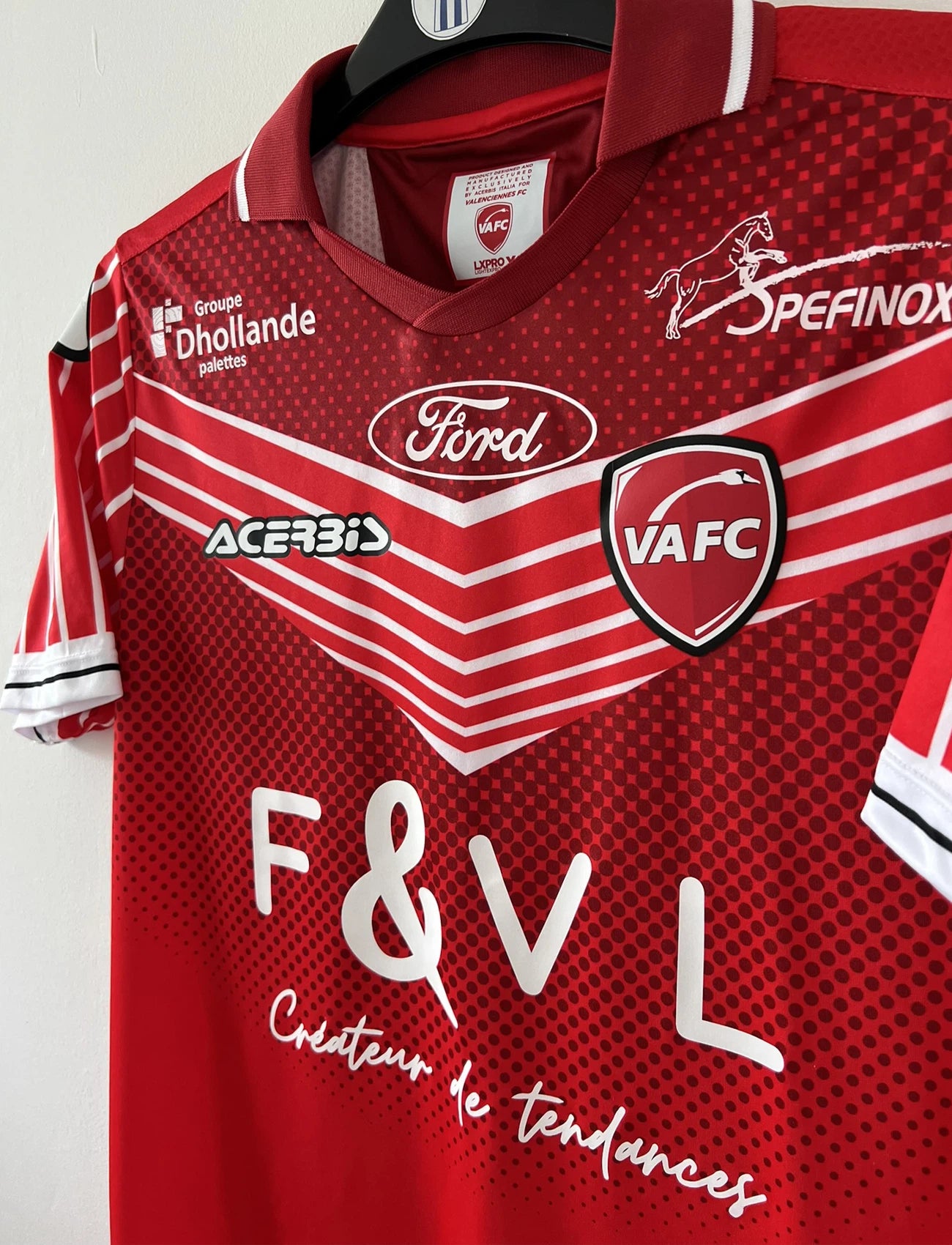 Maillot de foot vintage domicile rouge de valenciennes de la saison 2022/2023. On peut retrouver l'équipementier Acerbid et les sponsors F&VL ET Ford. Il s'agit d'un maillot authentique.