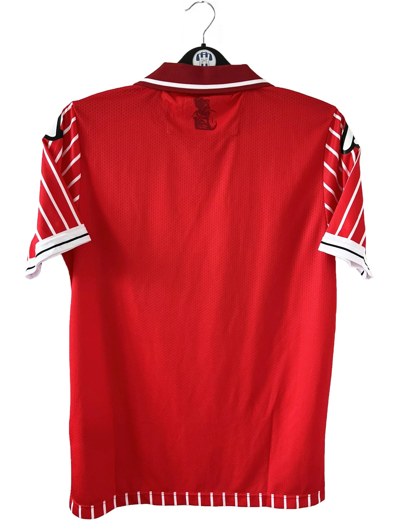 Maillot de foot vintage domicile rouge de valenciennes de la saison 2022/2023. On peut retrouver l'équipementier Acerbid et les sponsors F&VL ET Ford. Il s'agit d'un maillot authentique.