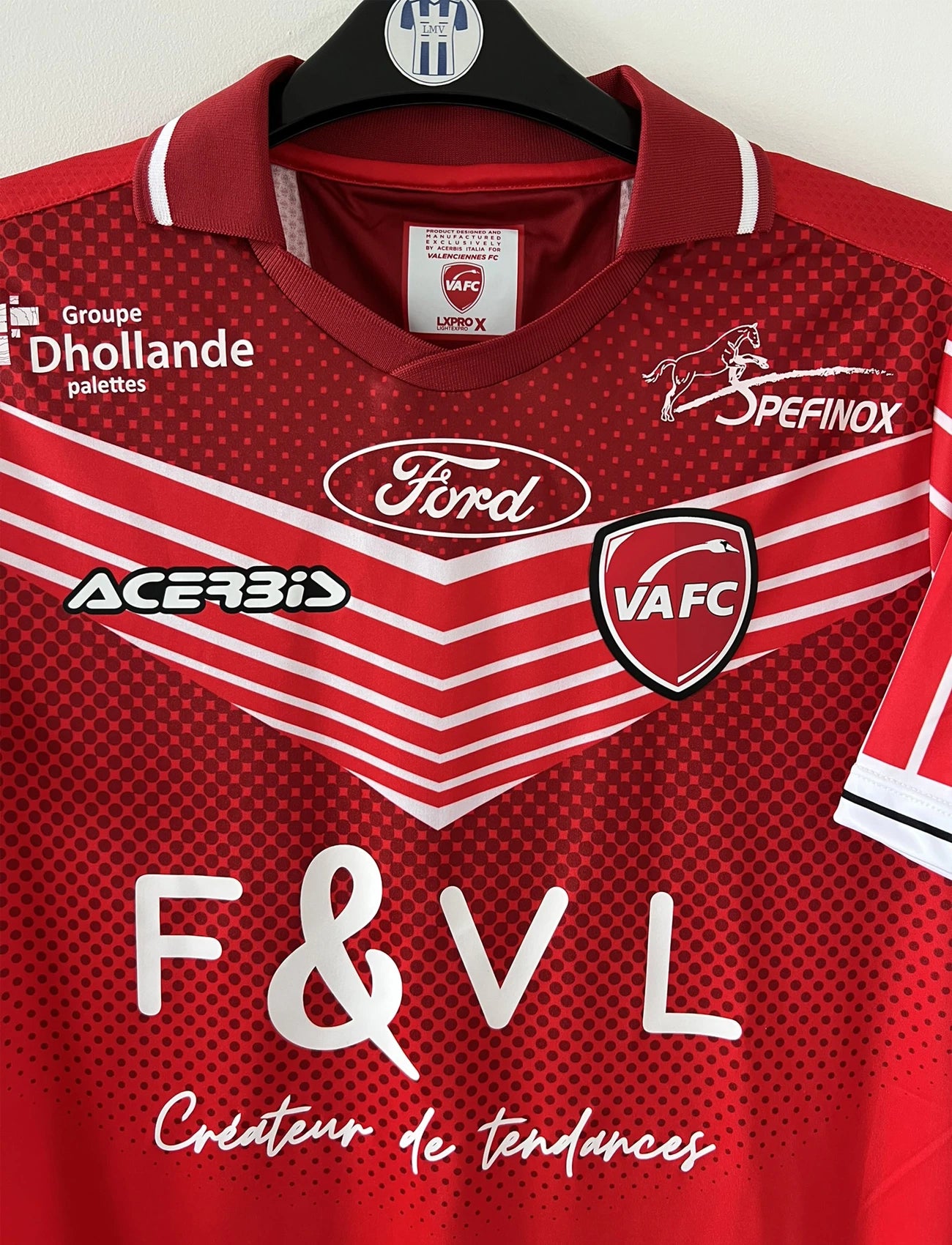 Maillot de foot vintage domicile rouge de valenciennes de la saison 2022/2023. On peut retrouver l'équipementier Acerbid et les sponsors F&VL ET Ford. Il s'agit d'un maillot authentique.