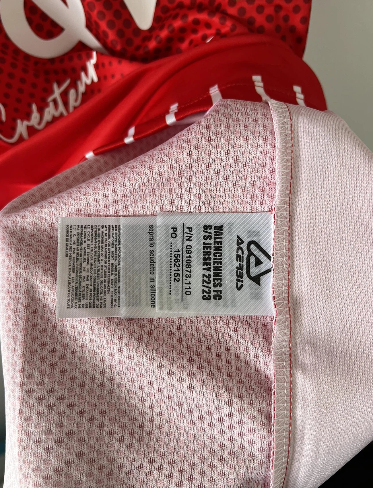 Maillot de foot vintage domicile rouge de valenciennes de la saison 2022/2023. On peut retrouver l'équipementier Acerbid et les sponsors F&VL ET Ford. Il s'agit d'un maillot authentique.